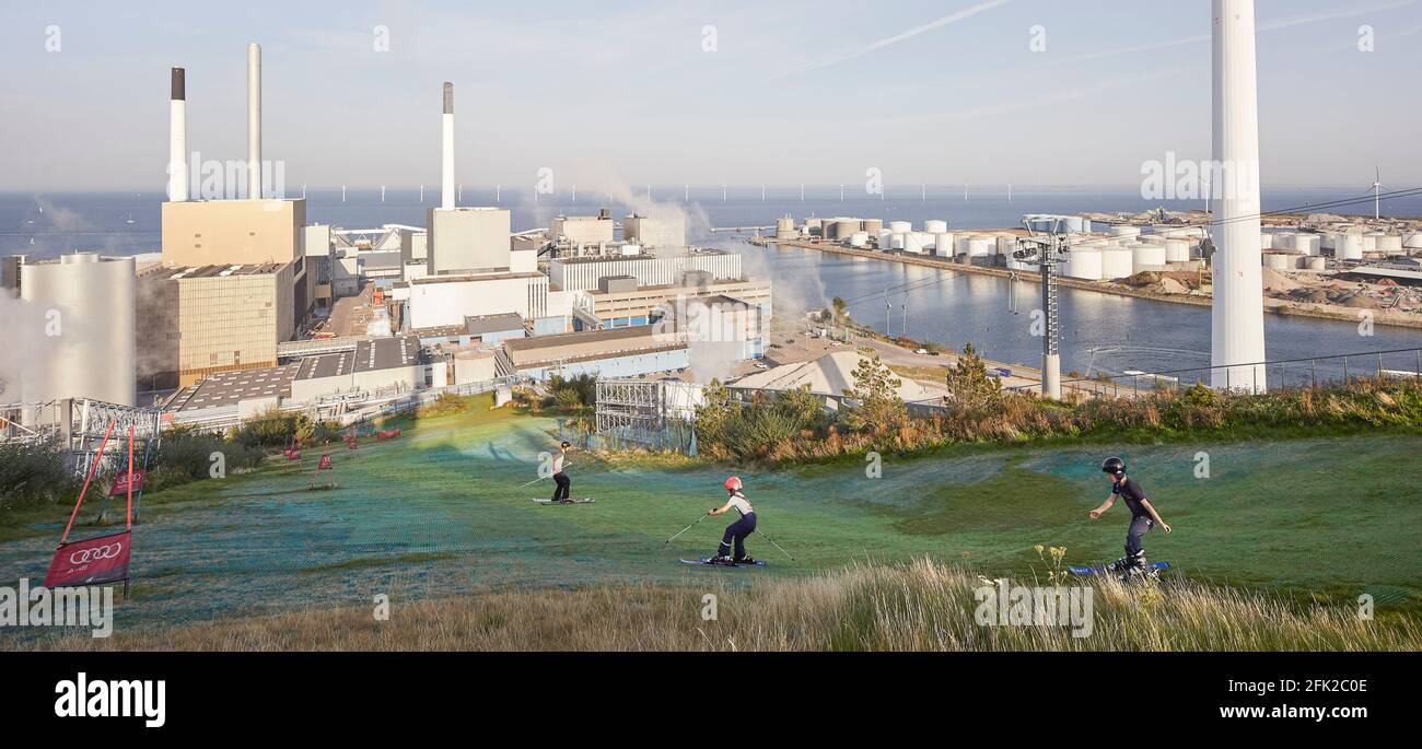 Grüne Skipiste von oben. Kraftwerk CoppenHill, Kopenhagen, Dänemark. Architekt: BIG Bjarke Ingels Group, 2019. Stockfoto