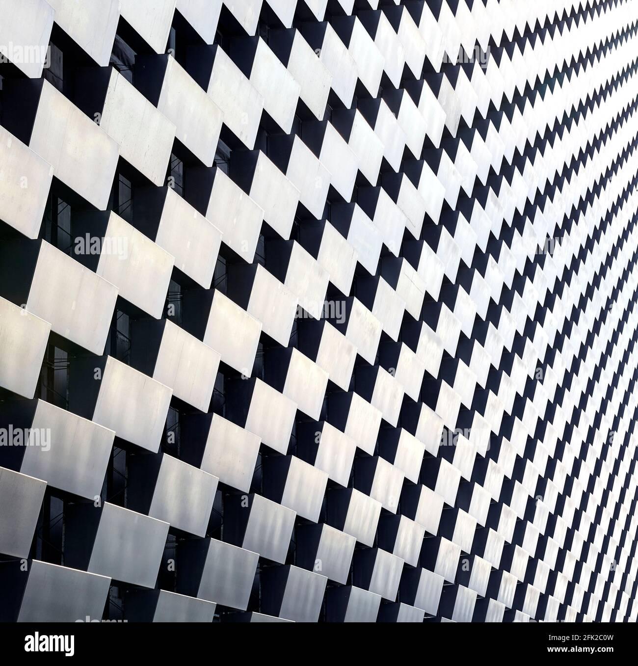 Geometrisches Muster der Außenfassade. Kraftwerk CoppenHill, Kopenhagen, Dänemark. Architekt: BIG Bjarke Ingels Group, 2019. Stockfoto