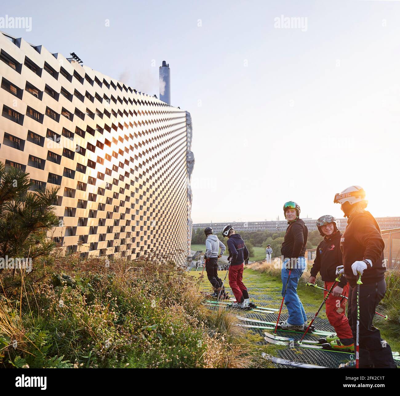 Fernsicht mit Wolken. Kraftwerk CoppenHill, Kopenhagen, Dänemark. Architekt: BIG Bjarke Ingels Group, 2019. Stockfoto