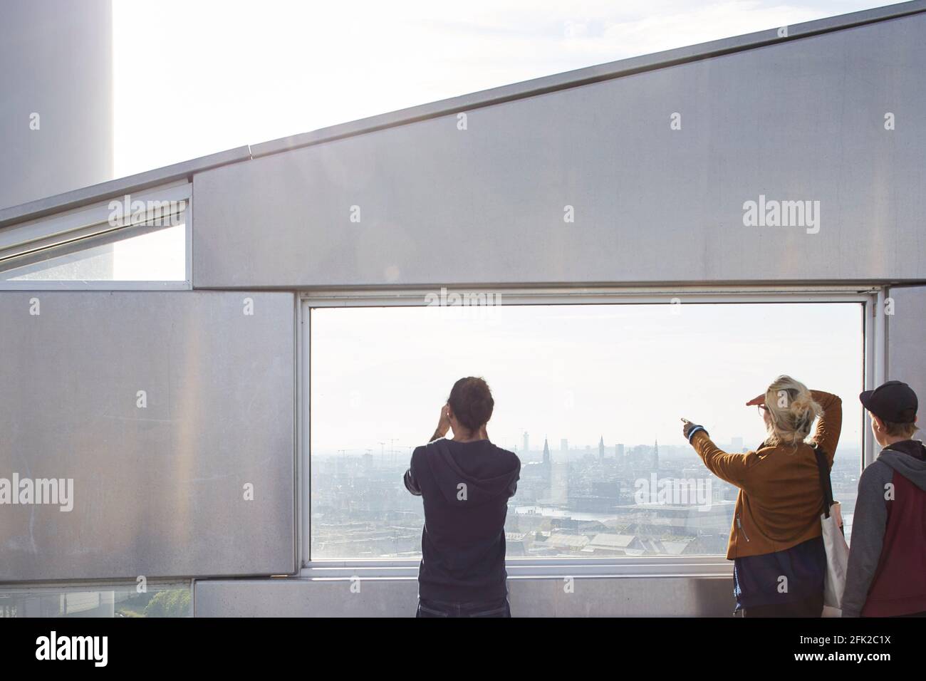 Bildfenster mit Aussicht. Kraftwerk CoppenHill, Kopenhagen, Dänemark. Architekt: BIG Bjarke Ingels Group, 2019. Stockfoto