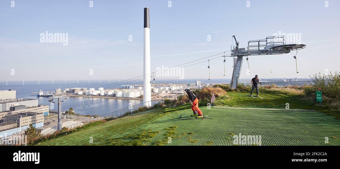 Grüne Skipiste und Lift. Kraftwerk CoppenHill, Kopenhagen, Dänemark. Architekt: BIG Bjarke Ingels Group, 2019. Stockfoto