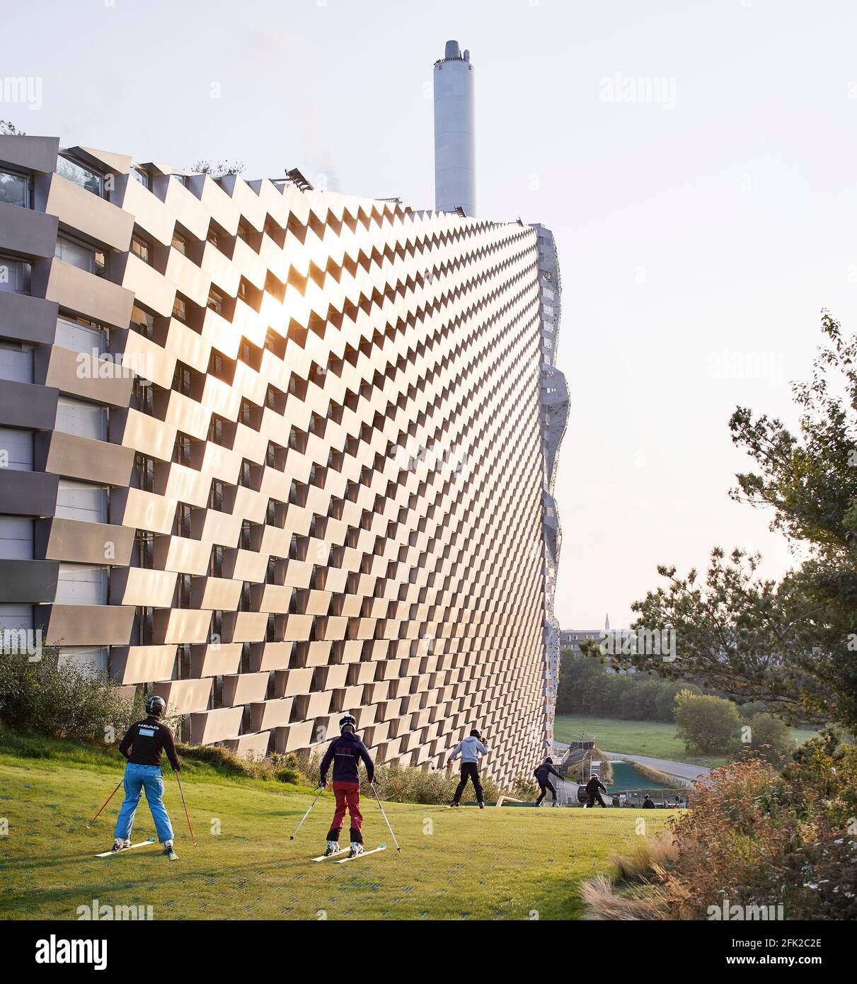 Grüne Skipiste gegenüber der Außenfassade. Kraftwerk CoppenHill, Kopenhagen, Dänemark. Architekt: BIG Bjarke Ingels Group, 2019. Stockfoto