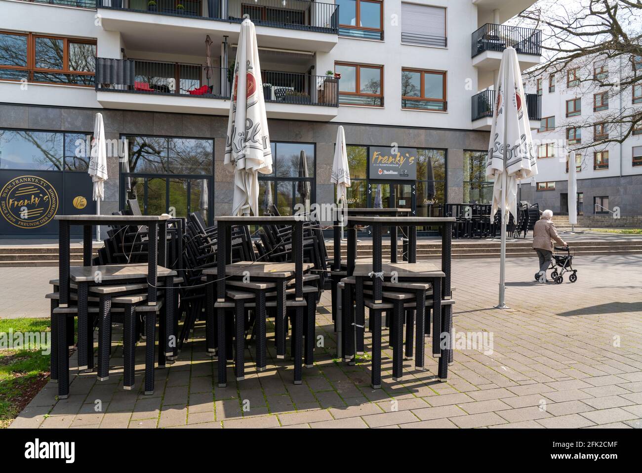 Geschlossene Gastronomie, während der Corona-Zustandssperre im April 2021, Outdoor-Gastronomie, gestapelte Tische und Stühle, an der Ruhrpromenade, am Stadt Stockfoto