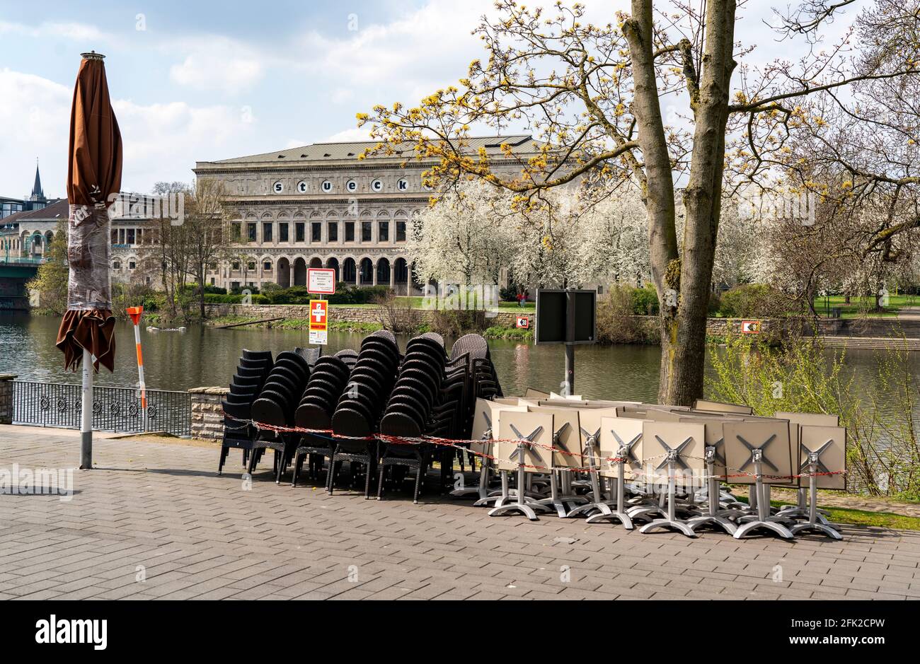 Geschlossene Gastronomie, während der Corona-Zustandssperre im April 2021, Outdoor-Gastronomie, gestapelte Tische und Stühle, an der Ruhrpromenade, am Stadt Stockfoto