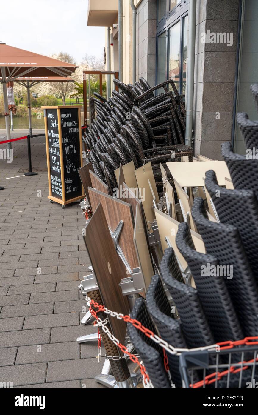 Geschlossene Gastronomie, während der Corona-Zustandssperre im April 2021, Outdoor-Gastronomie, gestapelte Tische und Stühle, an der Ruhrpromenade, am Stadt Stockfoto