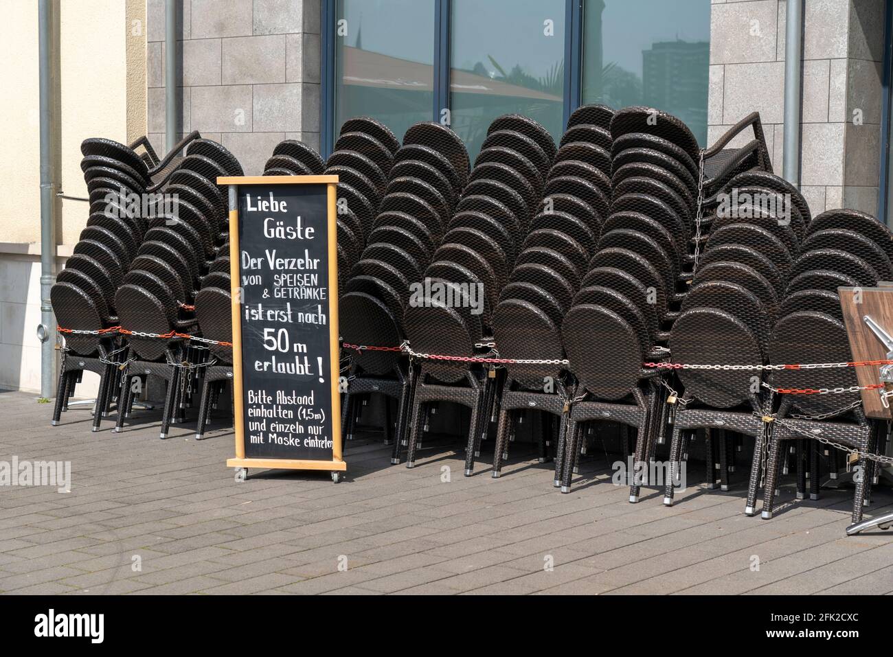 Geschlossene Gastronomie, während der Corona-Zustandssperre im April 2021, Outdoor-Gastronomie, gestapelte Tische und Stühle, an der Ruhrpromenade, am Stadt Stockfoto