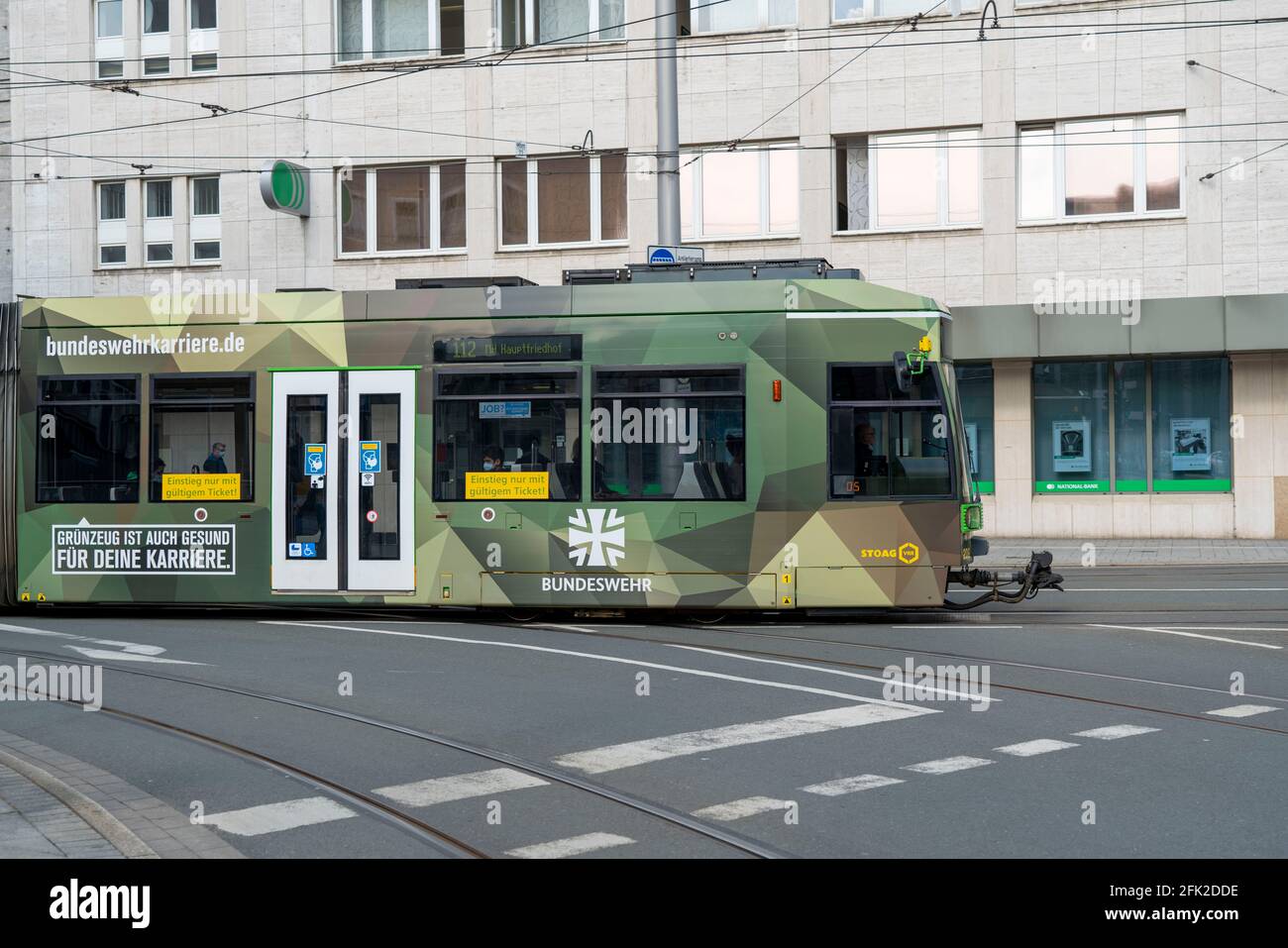 Straßenbahn mit Werbung für die Bundeswehr, in Mülheim an der Ruhr, NRW, Deutschland, Stockfoto