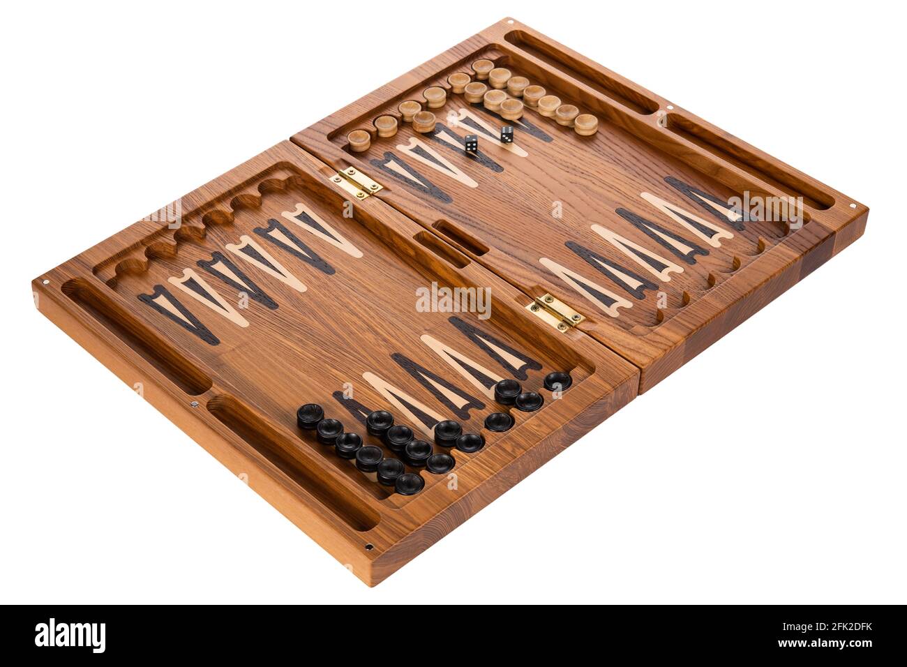 Brett Backgammon aus Holz. Würfel Chips und offene Box aus natürlichem Moor Eiche oder Lärche. Sammlergeschenk Glücksspiel auf weißem Hintergrund isoliert Stockfoto