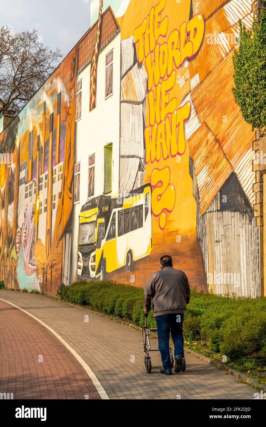 Großes Wandbild im Rahmen der UrbanArt-Kampagne Weltbaustellen NRW zu den Themen Ökologie, Umwelt, Soziales, Wirtschaft, Gesellschaft, Von Künstlern Fr. Stockfoto