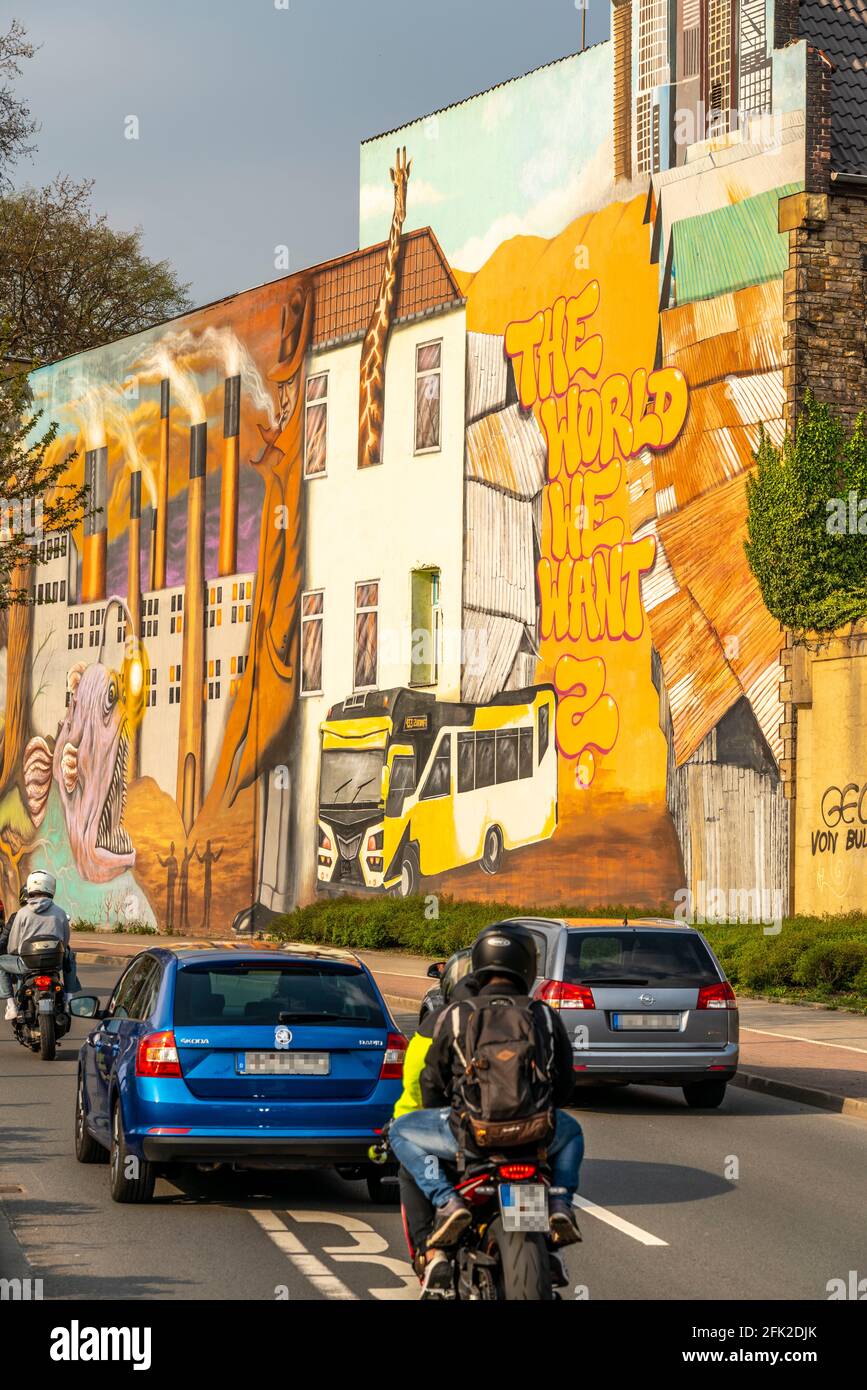 Großes Wandbild im Rahmen der UrbanArt-Kampagne Weltbaustellen NRW zu den Themen Ökologie, Umwelt, Soziales, Wirtschaft, Gesellschaft, Von Künstlern Fr. Stockfoto