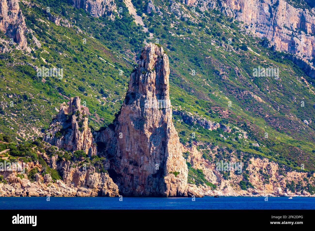 Der Monolith von Pedra Longa, Baunei, Provinz Ogliastra, Ostsardinien, Italien. Der felsige Turm, der majestätisch aus dem Meer steigt. Urlaub in Stockfoto