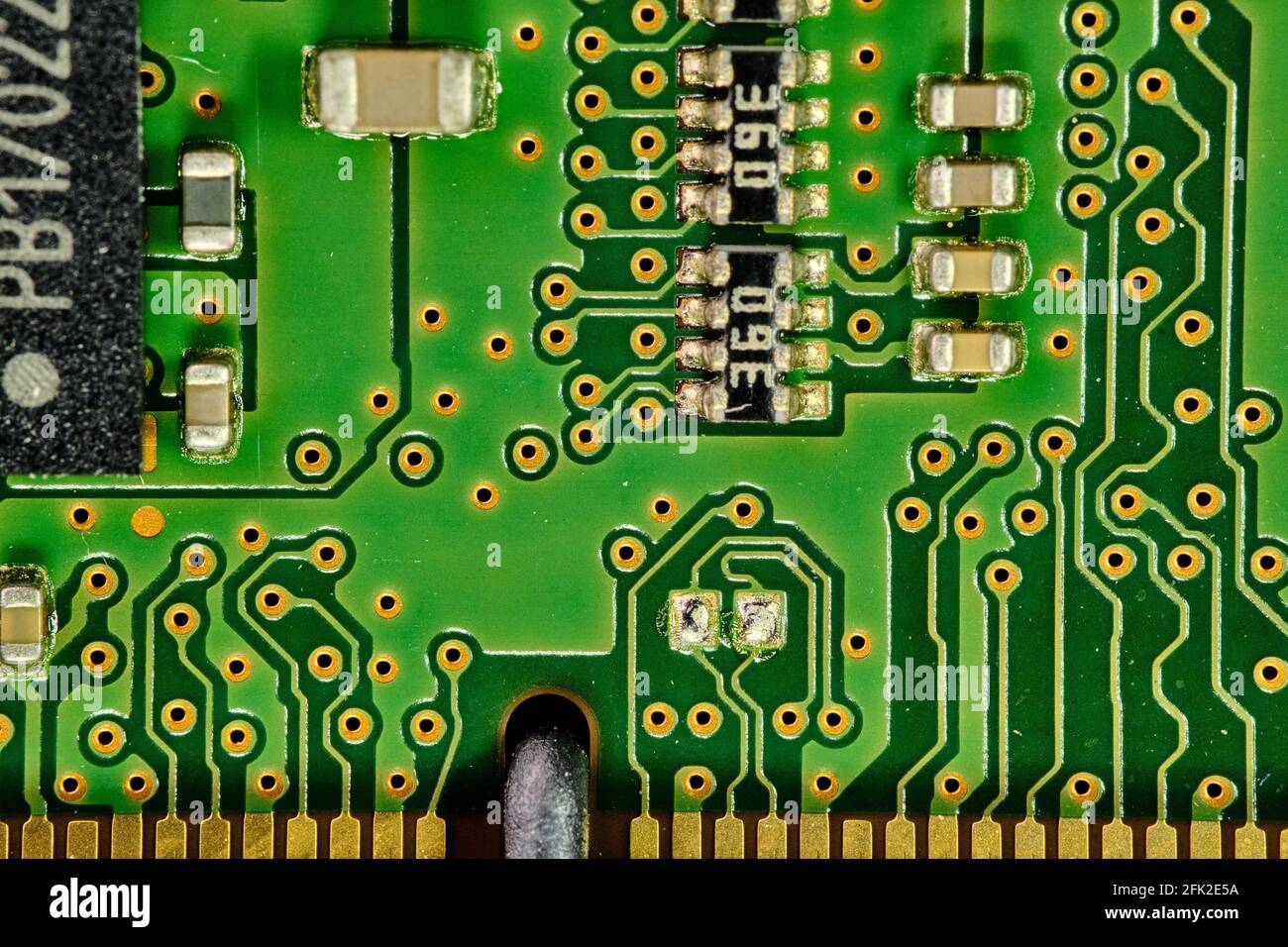 Makro- und Nahaufnahmen von Mikrochips, Prozessoren, Motherboards, in einem elektronischen Gerät, einem Computer, einem Notebook Stockfoto