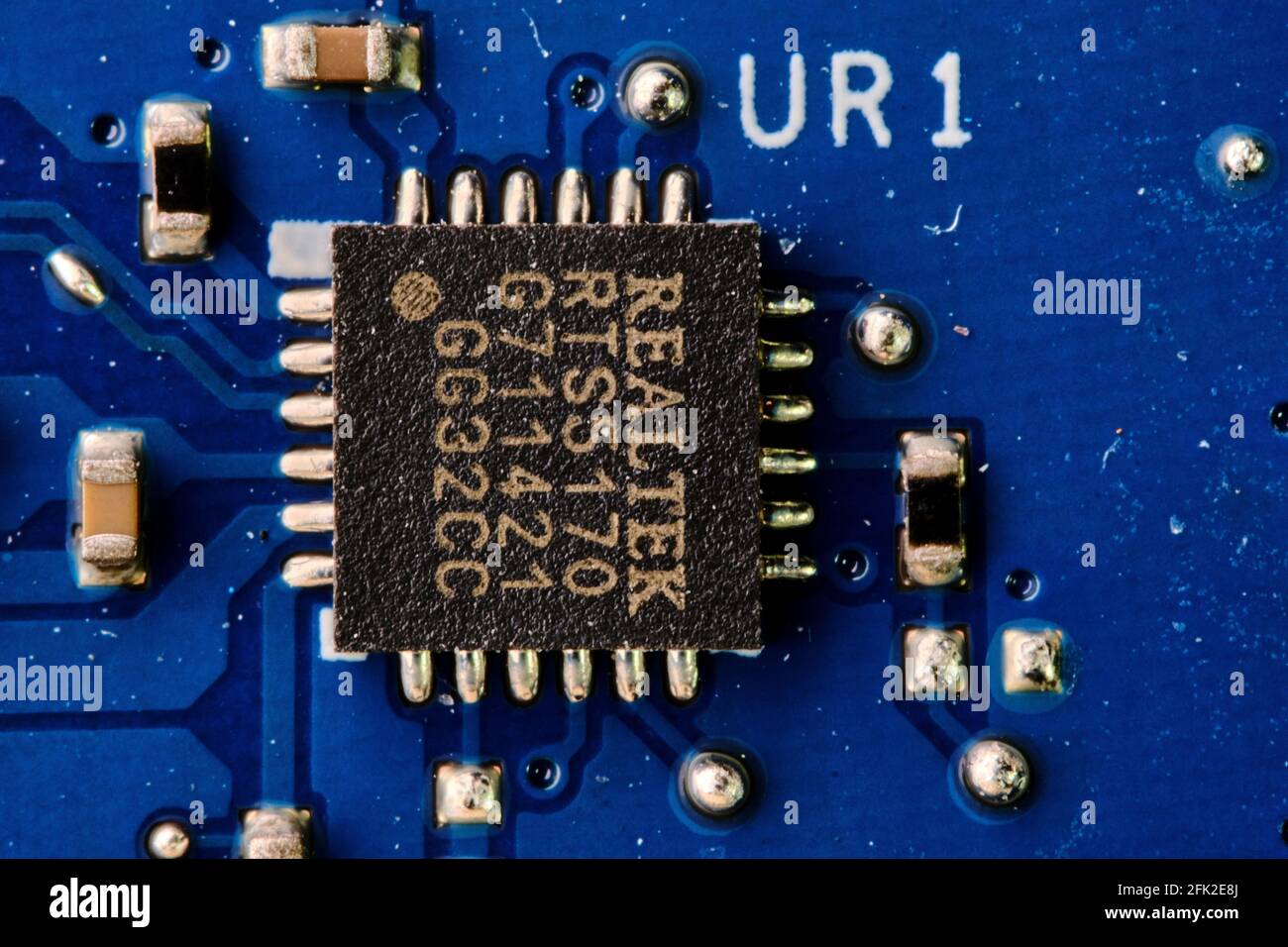 Makro- und Nahaufnahmen von Mikrochips, Prozessoren, Motherboards, in einem elektronischen Gerät, einem Computer, einem Notebook Stockfoto