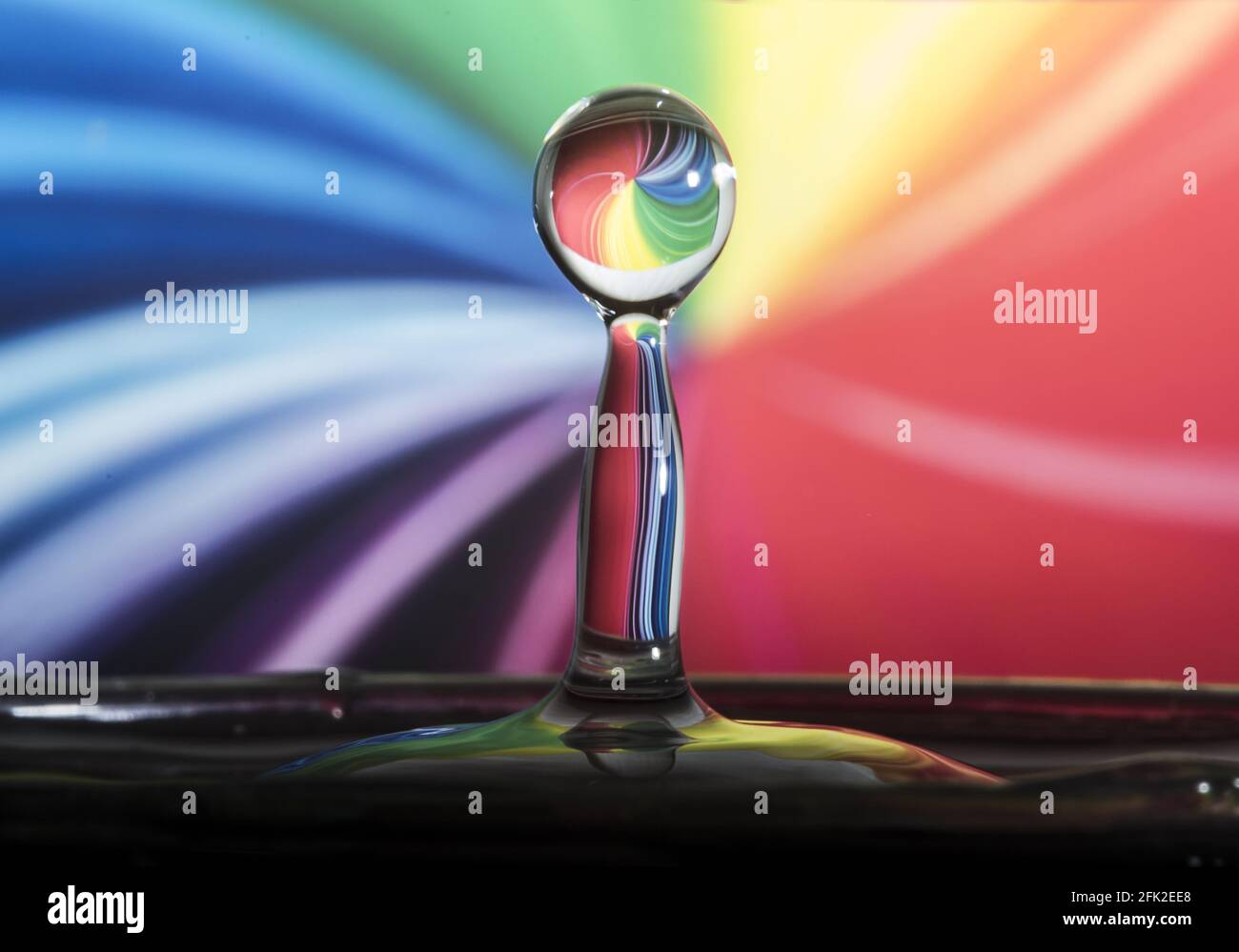 Spritzwassertropfen mit farbigem Hintergrund Stockfoto