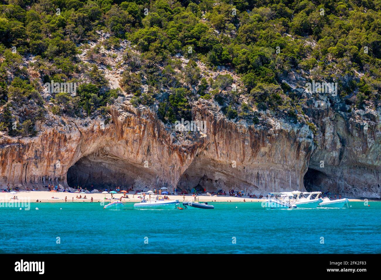 Blaues Meer und die charakteristischen Höhlen von Cala Luna, einem Strand im Golfo di Orosei, Sardinien, Italien. Große Meereshöhlen an der mittelmeerküste. Sardini Stockfoto