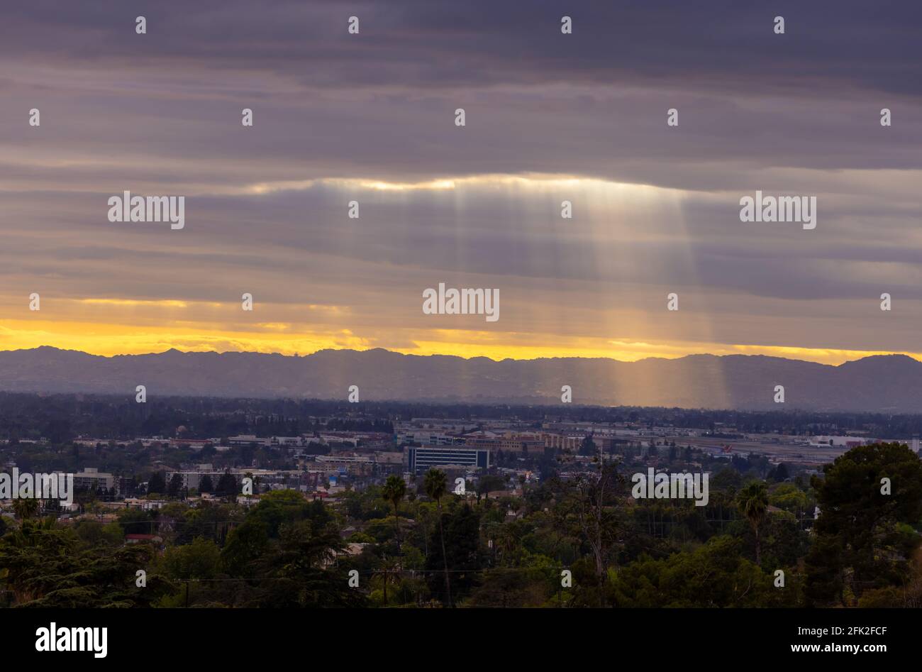 Licht Strahlen durch die Wolken Stockfoto