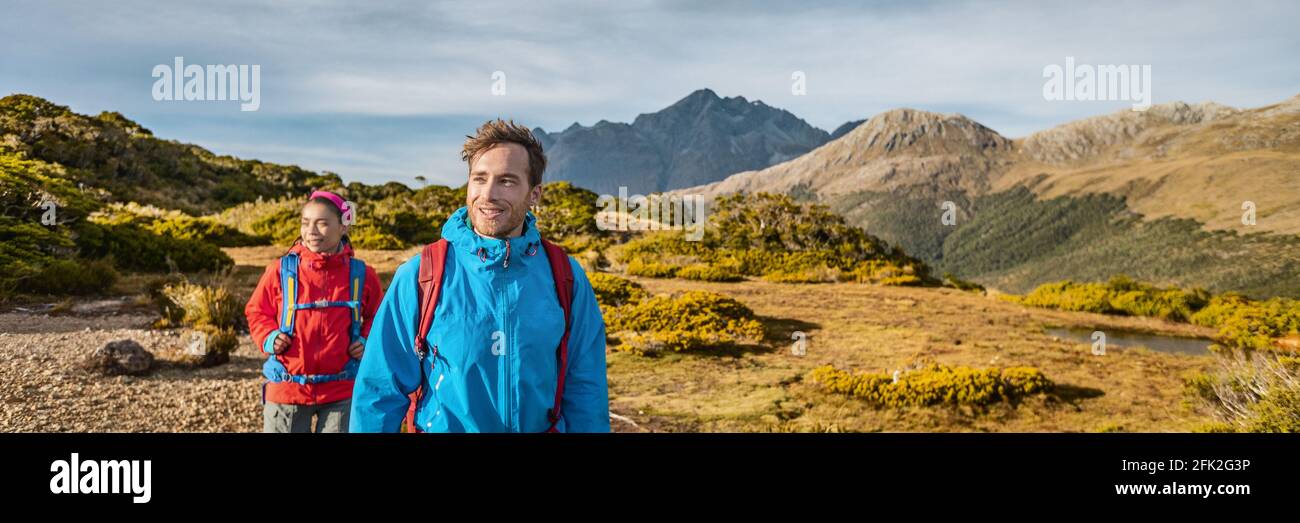 Wandern Paar Walking on Adventure in Amazing Outdoor Nature Landscape. Stockfoto