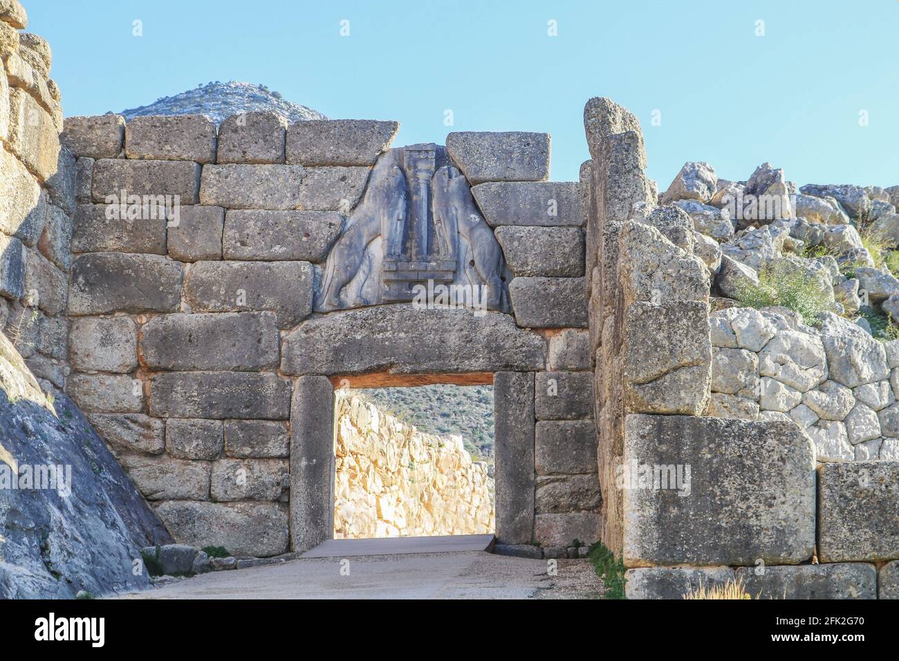 Das Löwentor - der Haupteingang der Bronze Alter Zitadelle von Mycenae in Südgriechenland mit Reliefskulptur Von zwei Löwinnen oder Löwen in einem Heraldi Stockfoto