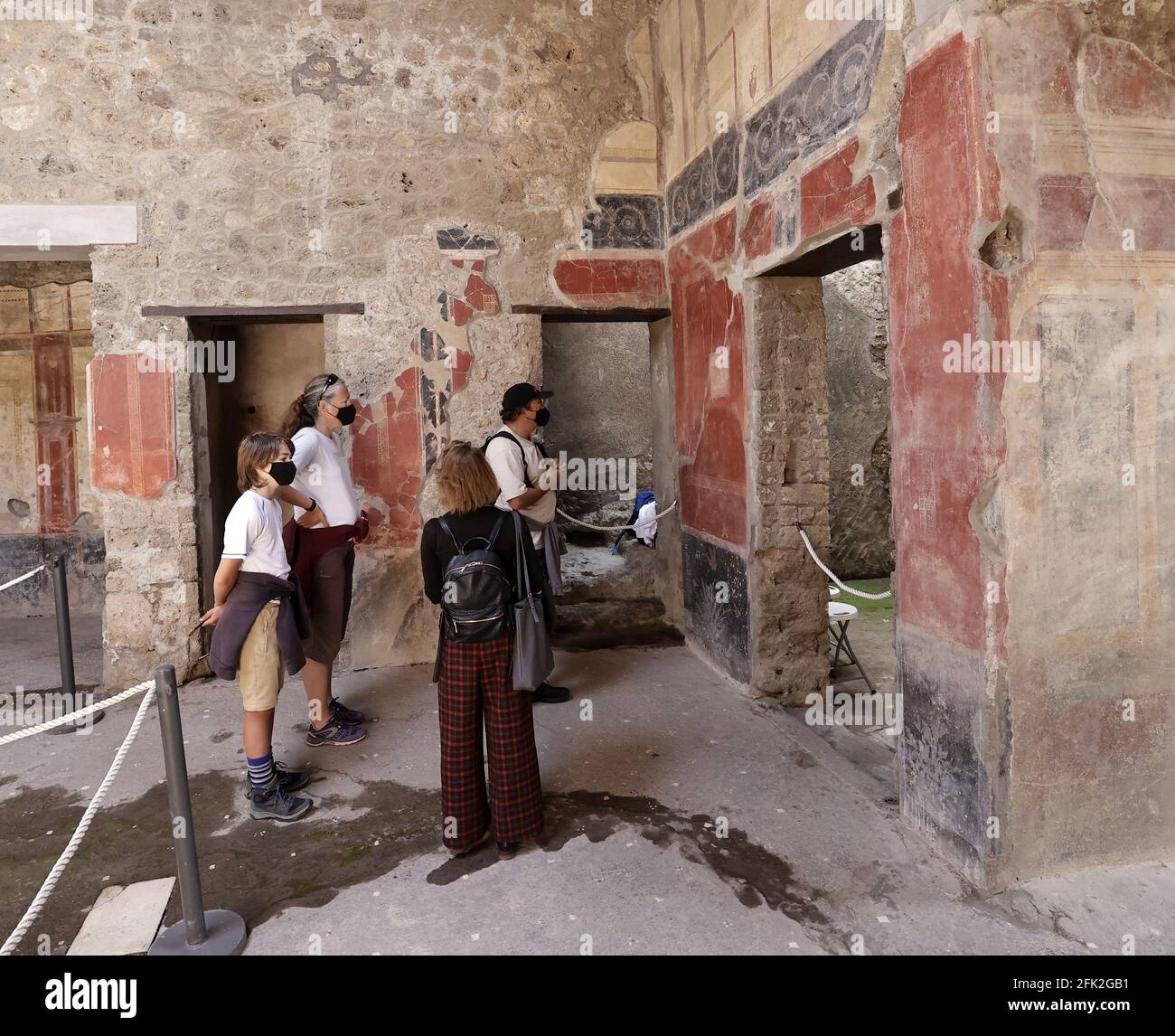 (210427) -- POMPEJI (ITALIEN), 27. April 2021 (Xinhua) -- Touristen besuchen am 27. April 2021 den Archäologischen Park von Pompeji in Italien. Italien hat am Montag, dem ersten Tag der Wiedereröffnung angesichts der abnehmenden Coronavirus-Fälle, einen ersten entscheidenden Schritt in Richtung einer Phase nach der Pandemie getan. (Xinhua) Stockfoto