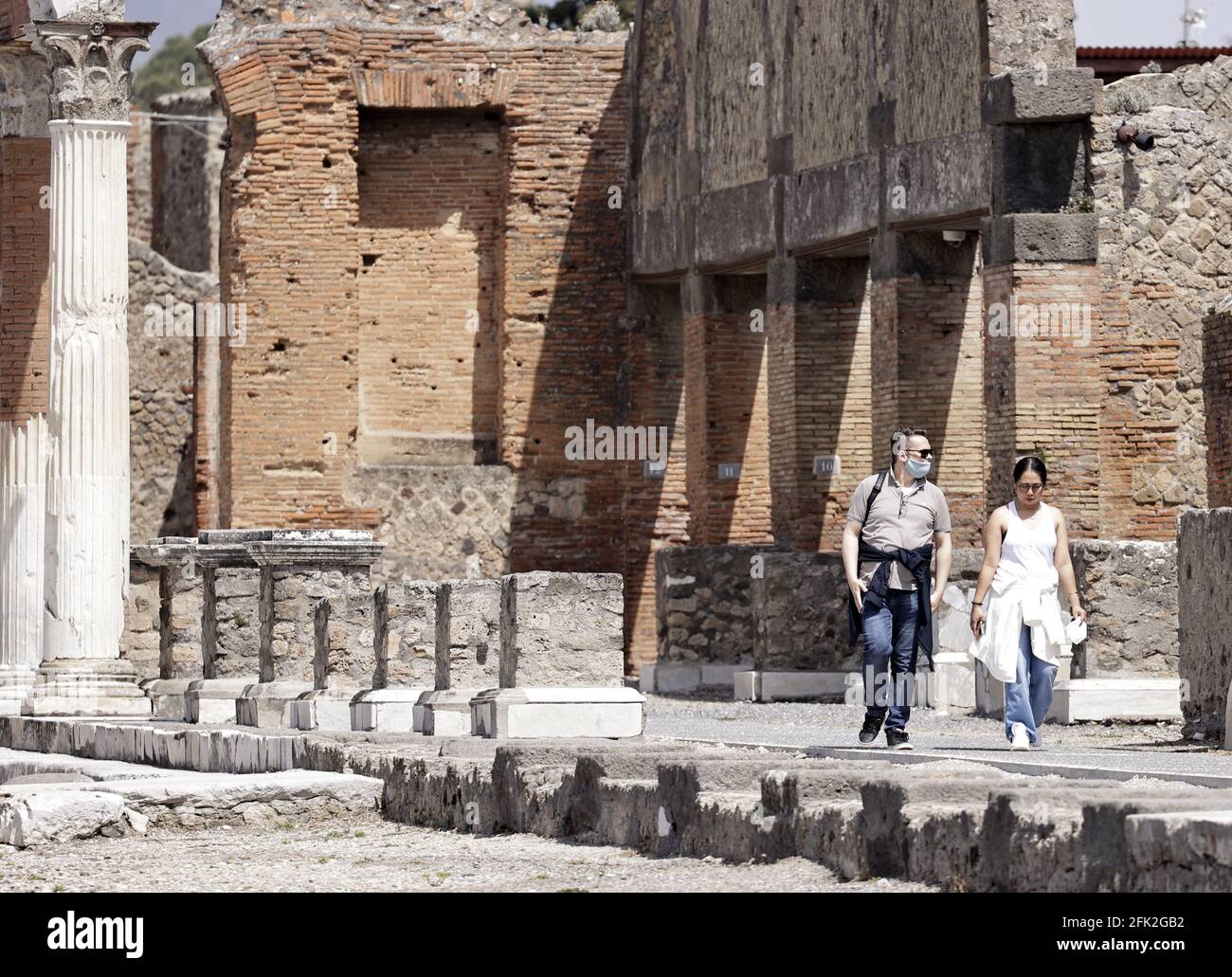 (210427) -- POMPEJI (ITALIEN), 27. April 2021 (Xinhua) -- Touristen besuchen am 27. April 2021 den Archäologischen Park von Pompeji in Italien. Italien hat am Montag, dem ersten Tag der Wiedereröffnung angesichts der abnehmenden Coronavirus-Fälle, einen ersten entscheidenden Schritt in Richtung einer Phase nach der Pandemie getan. (Xinhua) Stockfoto