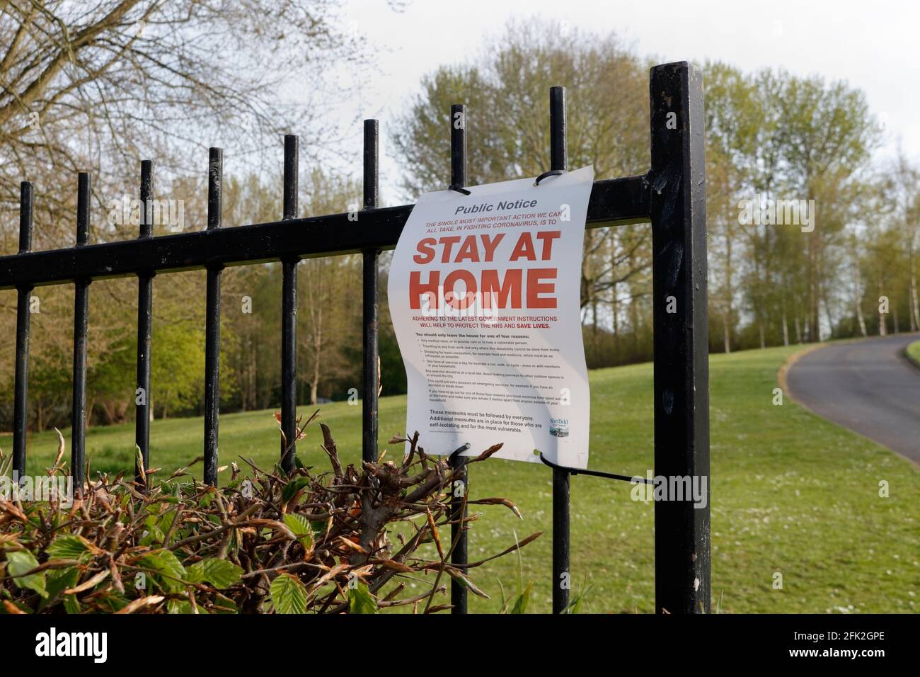 Bleiben Sie zu Hause öffentliche Bekanntmachung, am Tor zum öffentlichen Raum, Sheffield UK Stockfoto