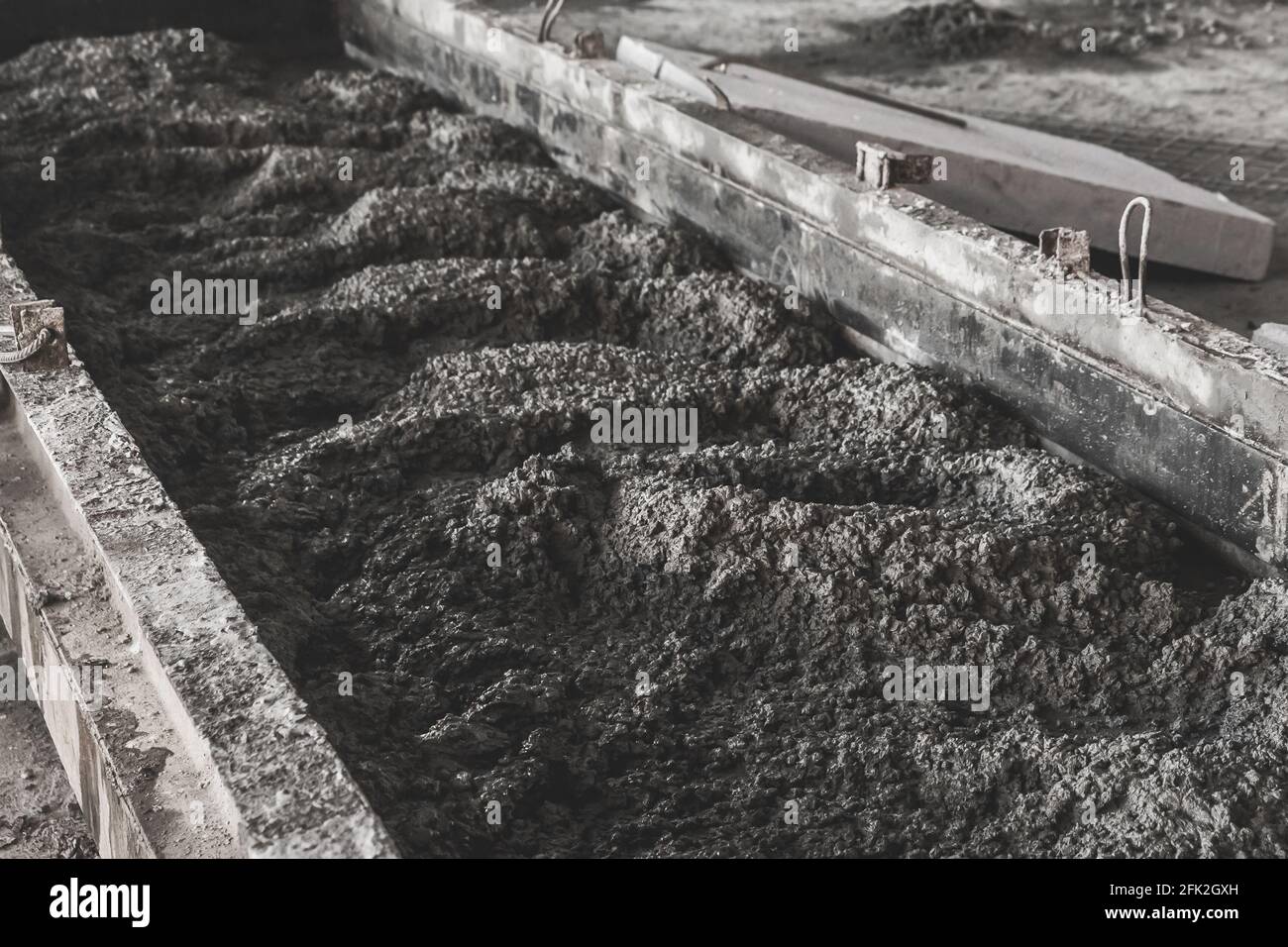 Beton-Kies-Mix für den Bau und die Herstellung von Betonplatten, Zementböden, Fundamentmaterialien. Stockfoto