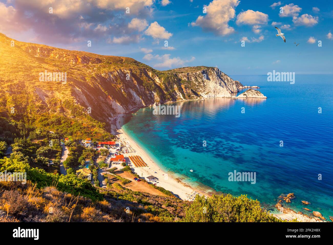 Berühmter Strand von Petani auf der Insel Kefalonia, Griechenland. Blick auf die Bucht von Petani und den schönen Strand, Insel Kefalonia, Griechenland Stockfoto