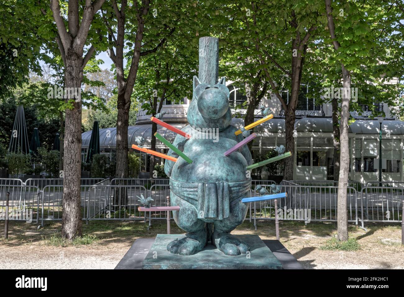 Paris, Frankreich. April 2021. LE CHAT DEAMBULE von Philippe Geluck auf den Champs-Elysées vom 26. März bis 9. Juni 2021 in Paris, Frankreich. Stockfoto