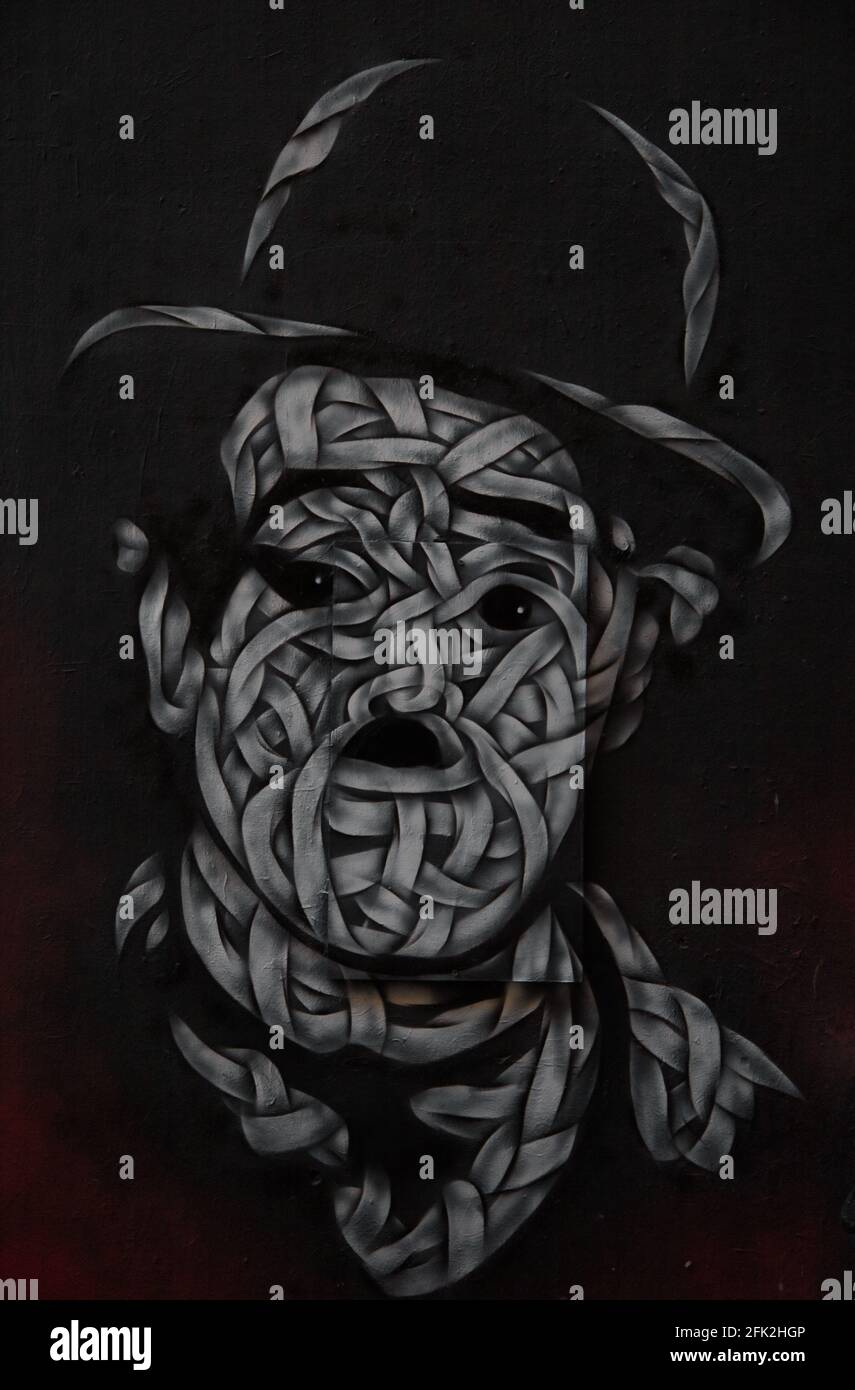 Charlie Chaplin Graffiti an einer Wand am Hackeschen Markt in Berlin. Künstler unbekannt. Charlie Chaplin Graffiti am Hackeschen Markt in Berlin. Stockfoto