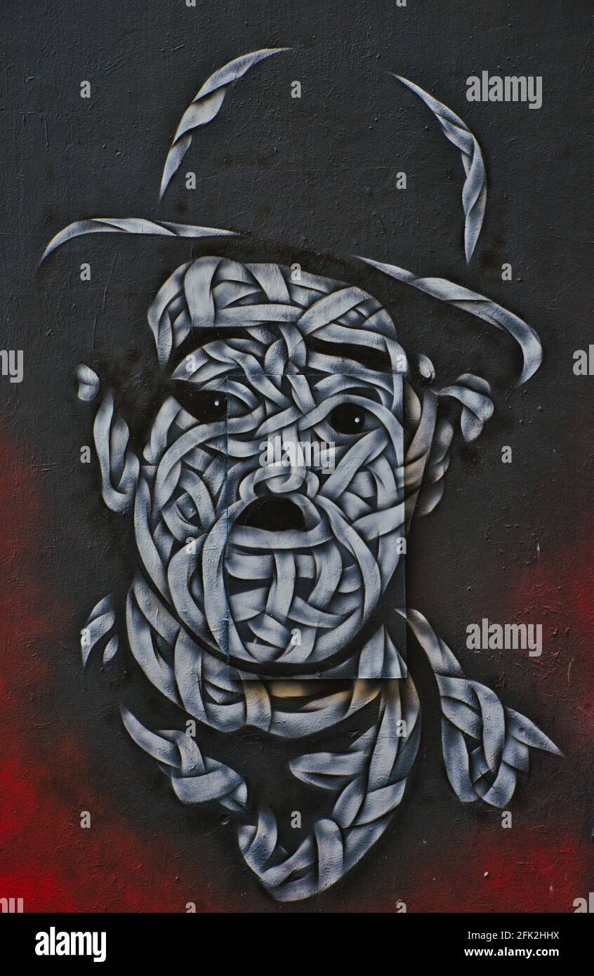 Charlie Chaplin Graffiti an einer Wand am Hackeschen Markt in Berlin. Künstler unbekannt. Charlie Chaplin Graffiti am Hackeschen Markt in Berlin. Stockfoto
