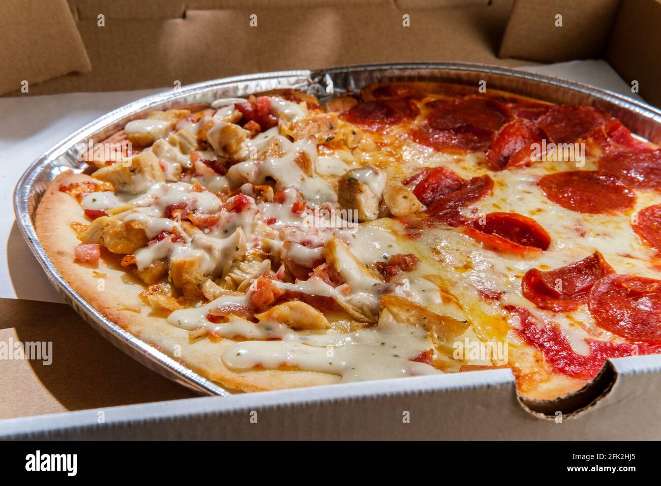 Glutenfreier Pizzakuchen im New Yorker Stil zum Einwegartikel Kochdose Stockfoto