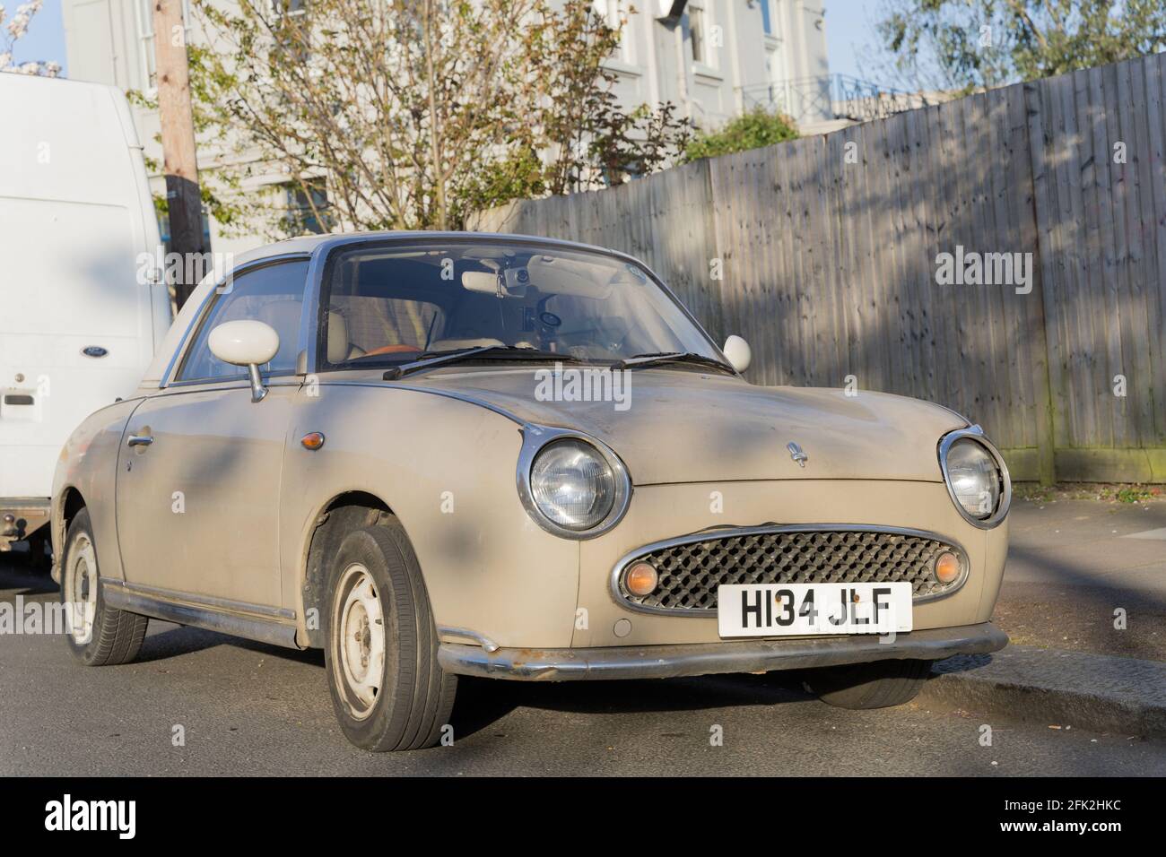 Nissan Figaro Auto auf der Straßenseite Stockfoto