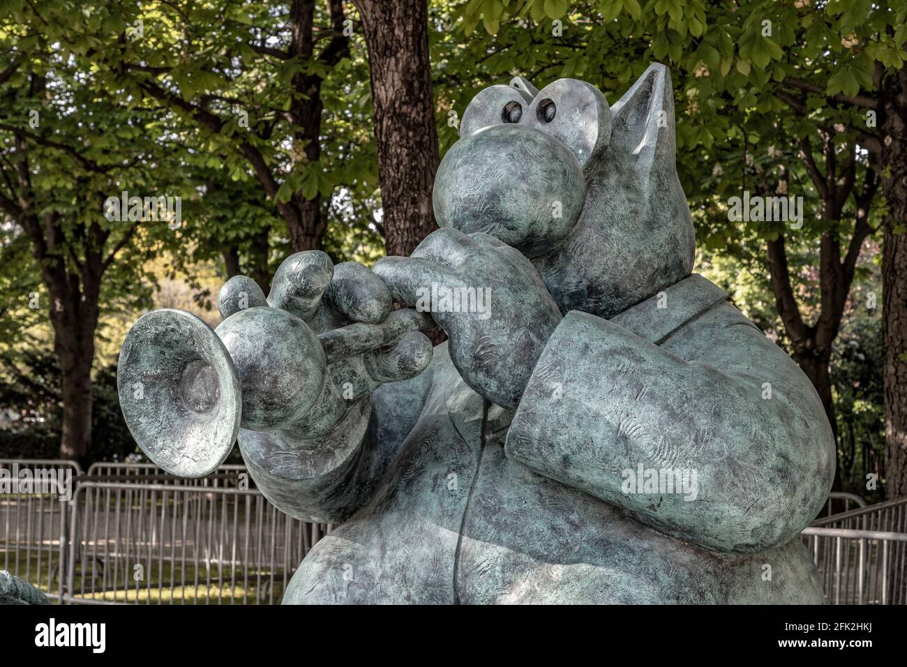 Paris, Frankreich. April 2021. LE CHAT DEAMBULE von Philippe Geluck auf den Champs-Elysées vom 26. März bis 9. Juni 2021 in Paris, Frankreich. Stockfoto