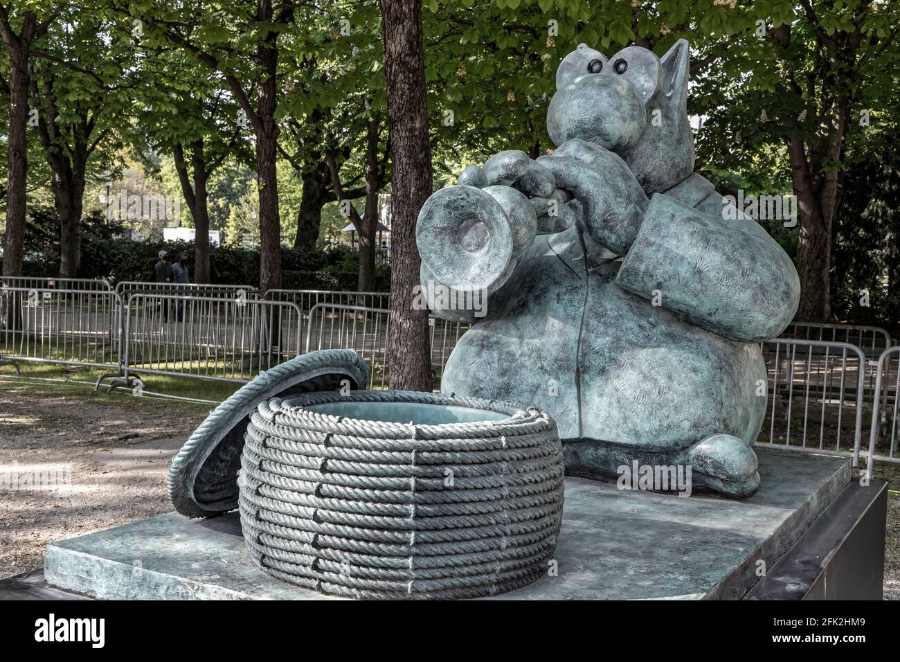 Paris, Frankreich. April 2021. LE CHAT DEAMBULE von Philippe Geluck auf den Champs-Elysées vom 26. März bis 9. Juni 2021 in Paris, Frankreich. Stockfoto