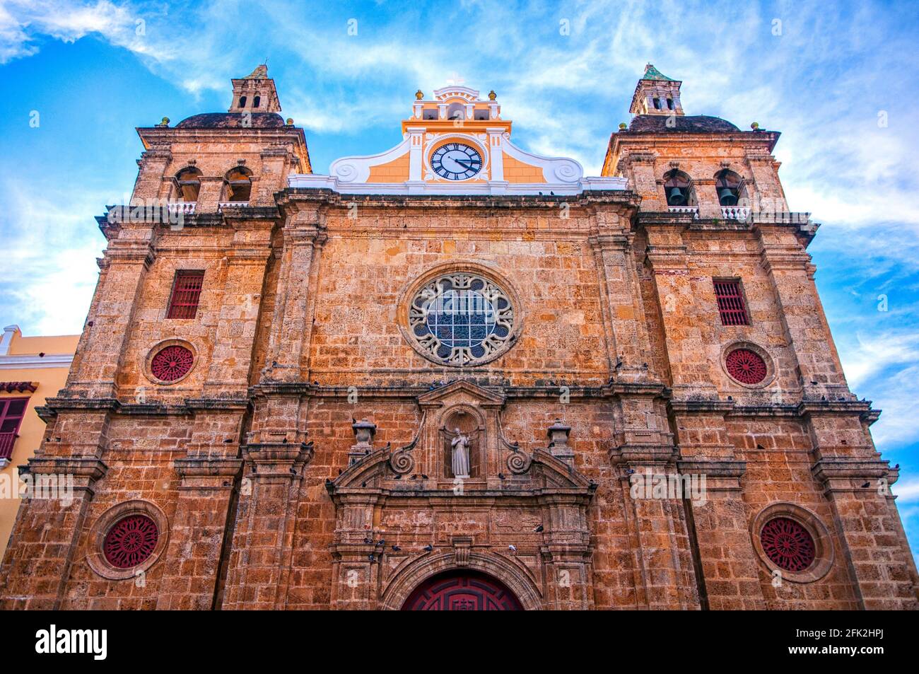 Fassade der Kirche San Pedro Claver, in den Straßen der ummauerten Stadt, in Cartagena de Indias, Kolumbien Stockfoto