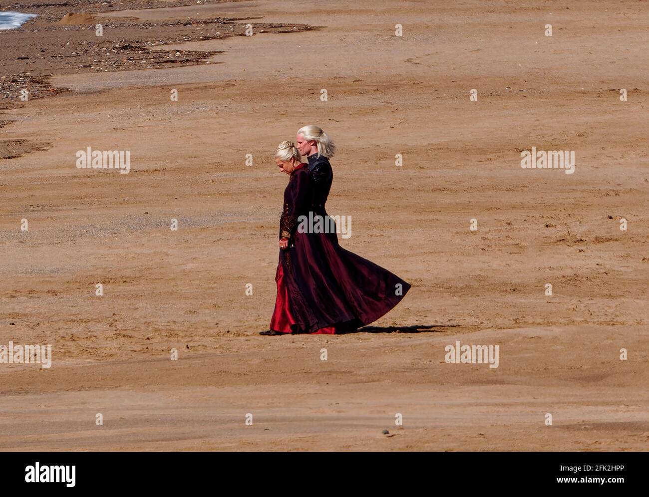 Haus des Drachenprinzen Dämon bekommt eine Fahrt von der In einem Range Rover Stockfoto