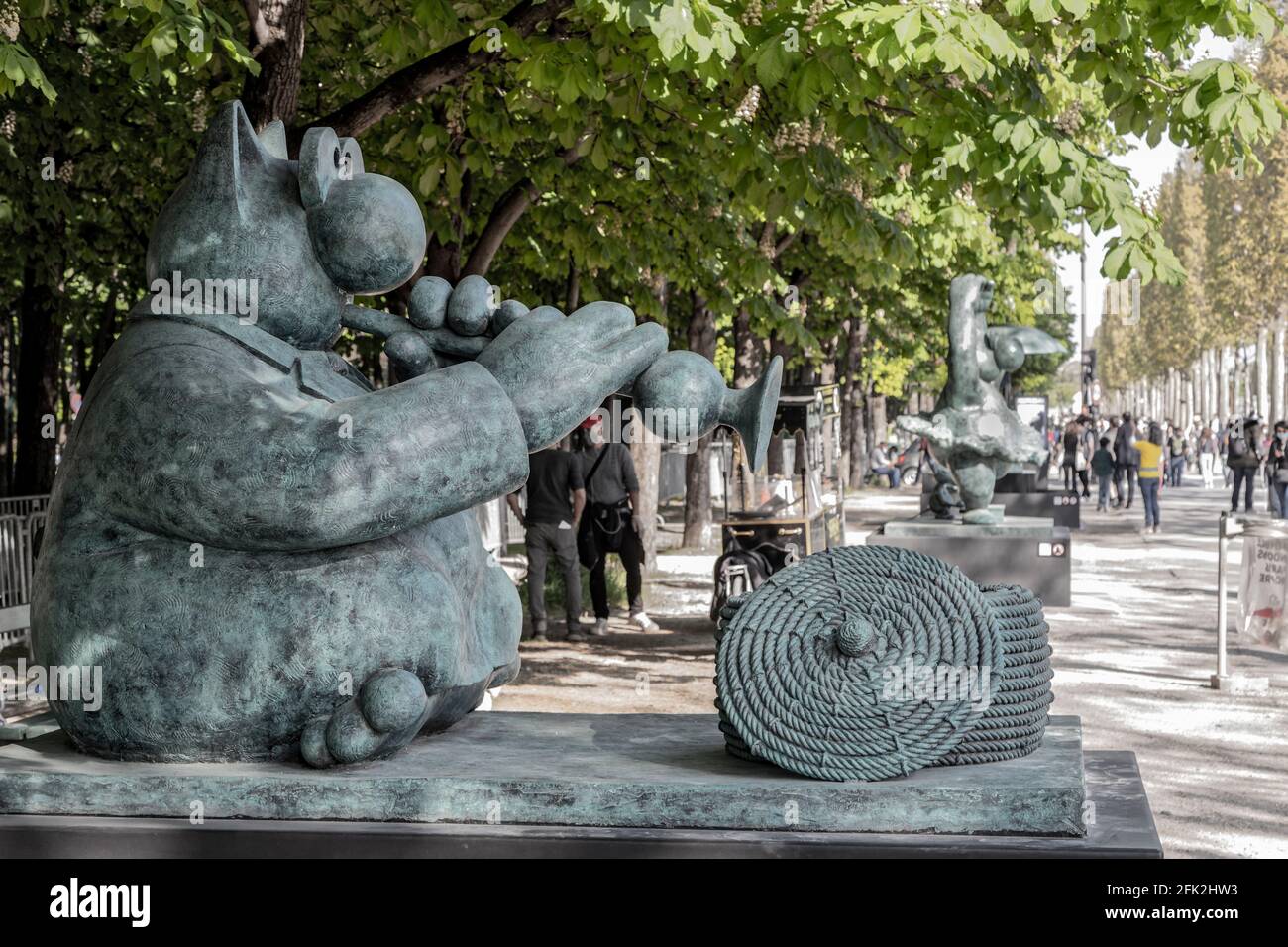Paris, Frankreich. April 2021. LE CHAT DEAMBULE von Philippe Geluck auf den Champs-Elysées vom 26. März bis 9. Juni 2021 in Paris, Frankreich. Stockfoto