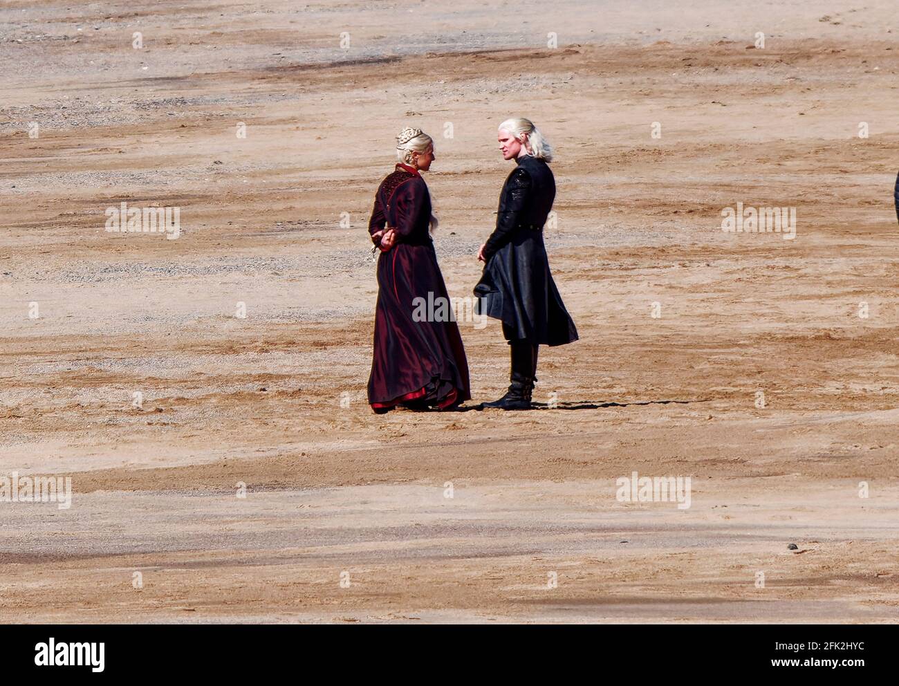Haus des Drachenprinzen Dämon bekommt eine Fahrt von der In einem Range Rover Stockfoto