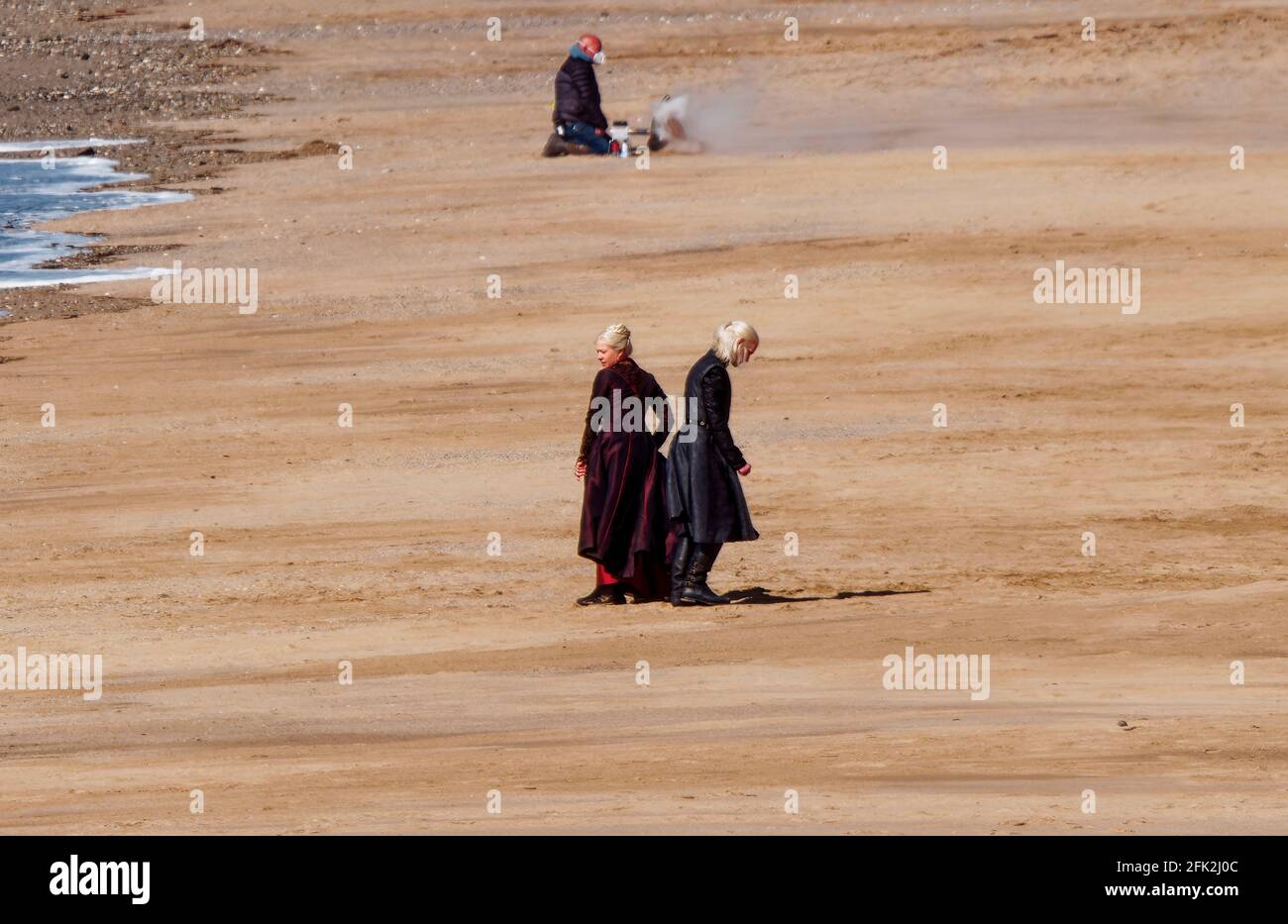 Haus des Drachenprinzen Dämon bekommt eine Fahrt von der In einem Range Rover Stockfoto