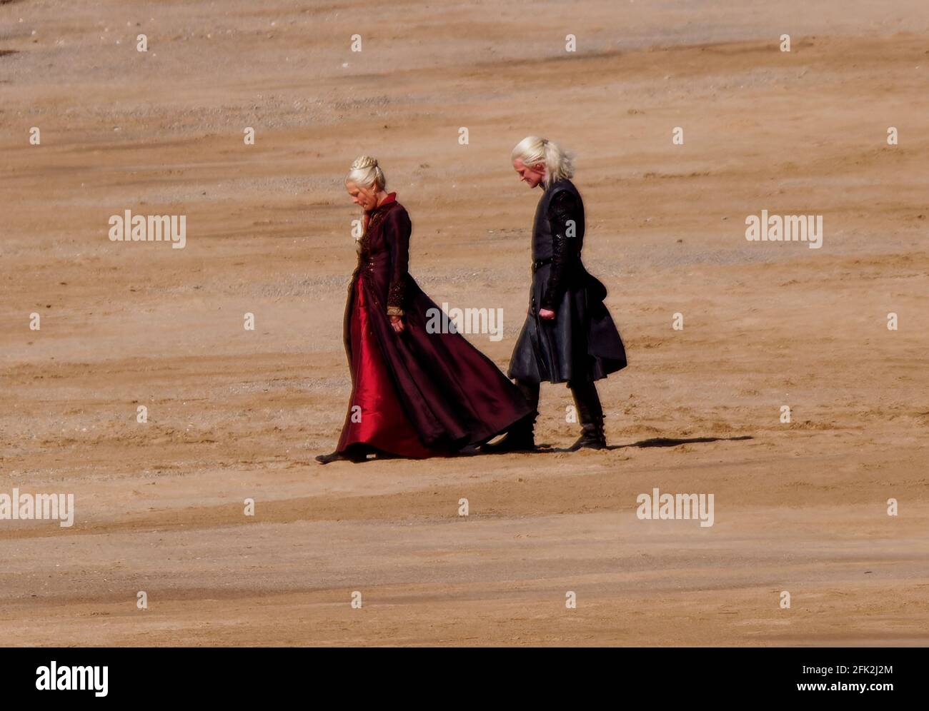 Haus des Drachenprinzen Dämon bekommt eine Fahrt von der In einem Range Rover Stockfoto