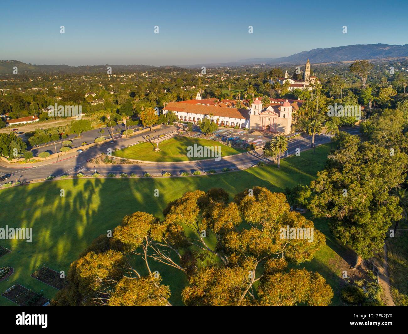 Luftaufnahme der Mission Santa Barbara und des Rosengartens, Santa Barbara, Kalifornien Stockfoto