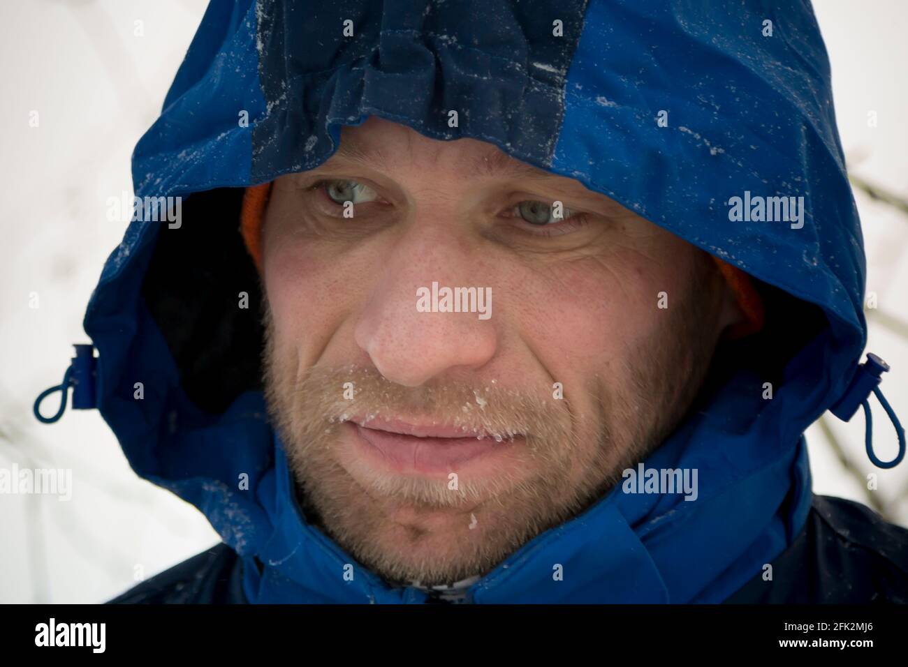 Porträt eines Künstlers in blauen Overalls mit Kapuze Auf dem Kopf Stockfoto