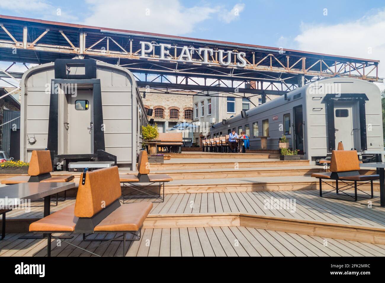 TALLINN, ESTLAND - 23. AUGUST 2016: Restaurant aus Waggons in der Kreativstadt Telliskivi in Tallinn. Stockfoto