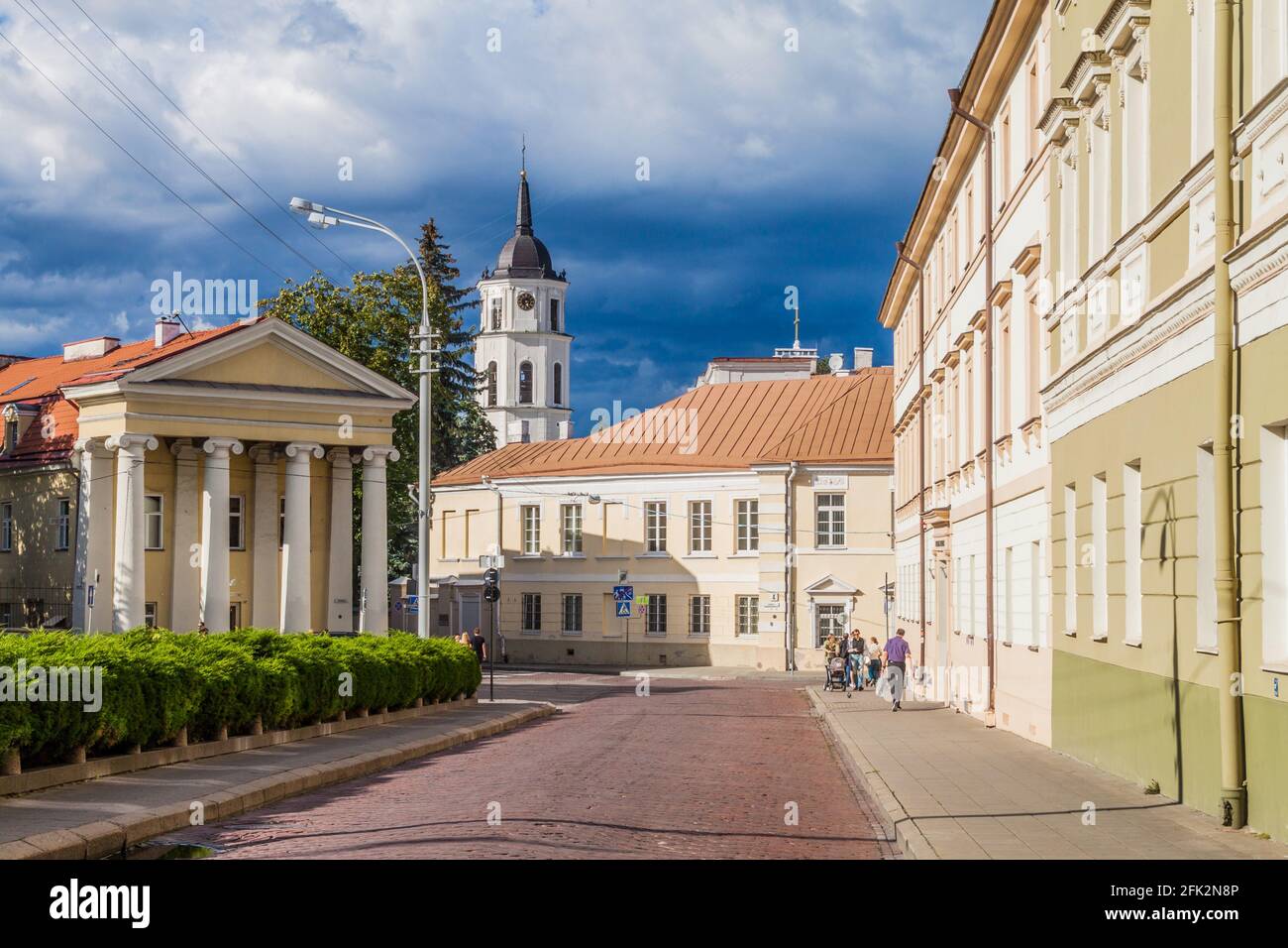 VILNIUS, LITAUEN - 15. AUGUST 2016: Gebäude auf dem Simono Daukanto Platz in Vilnius, Litauen Stockfoto