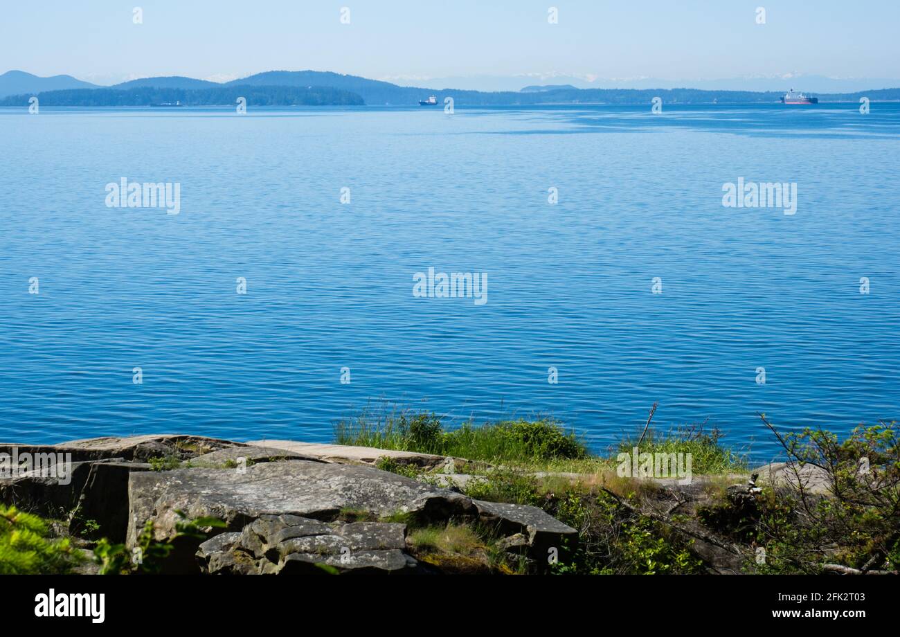 US Pacific Coast - Blick auf das Meer und die Inseln vom Larrabee State Park, WA Stockfoto