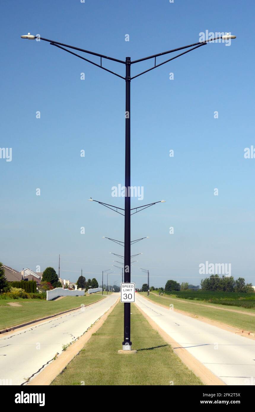 Symmetrische Straßenbeleuchtung auf einem Boulevard Stockfoto