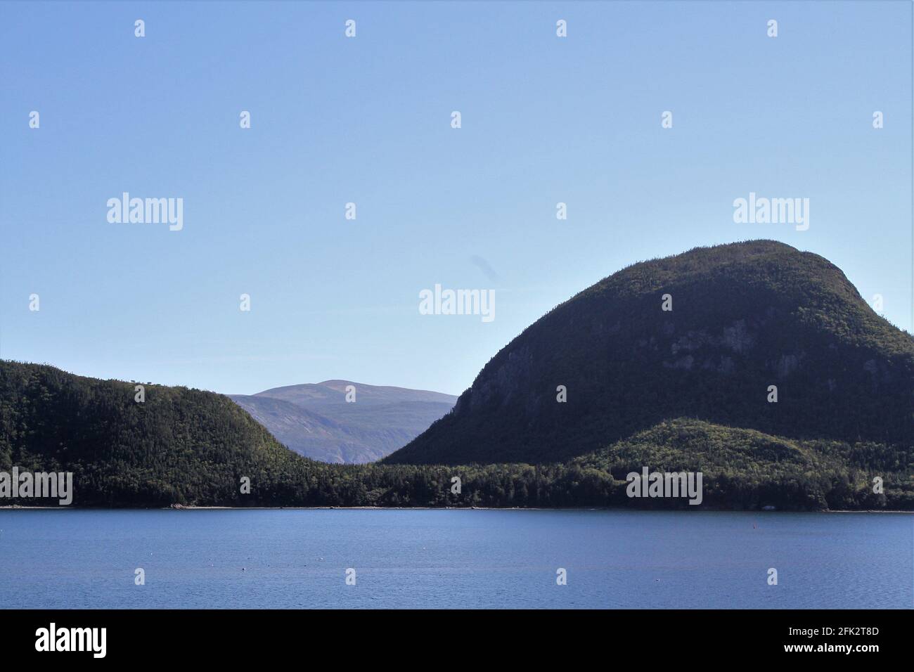 See, umgeben von Bergen Stockfoto