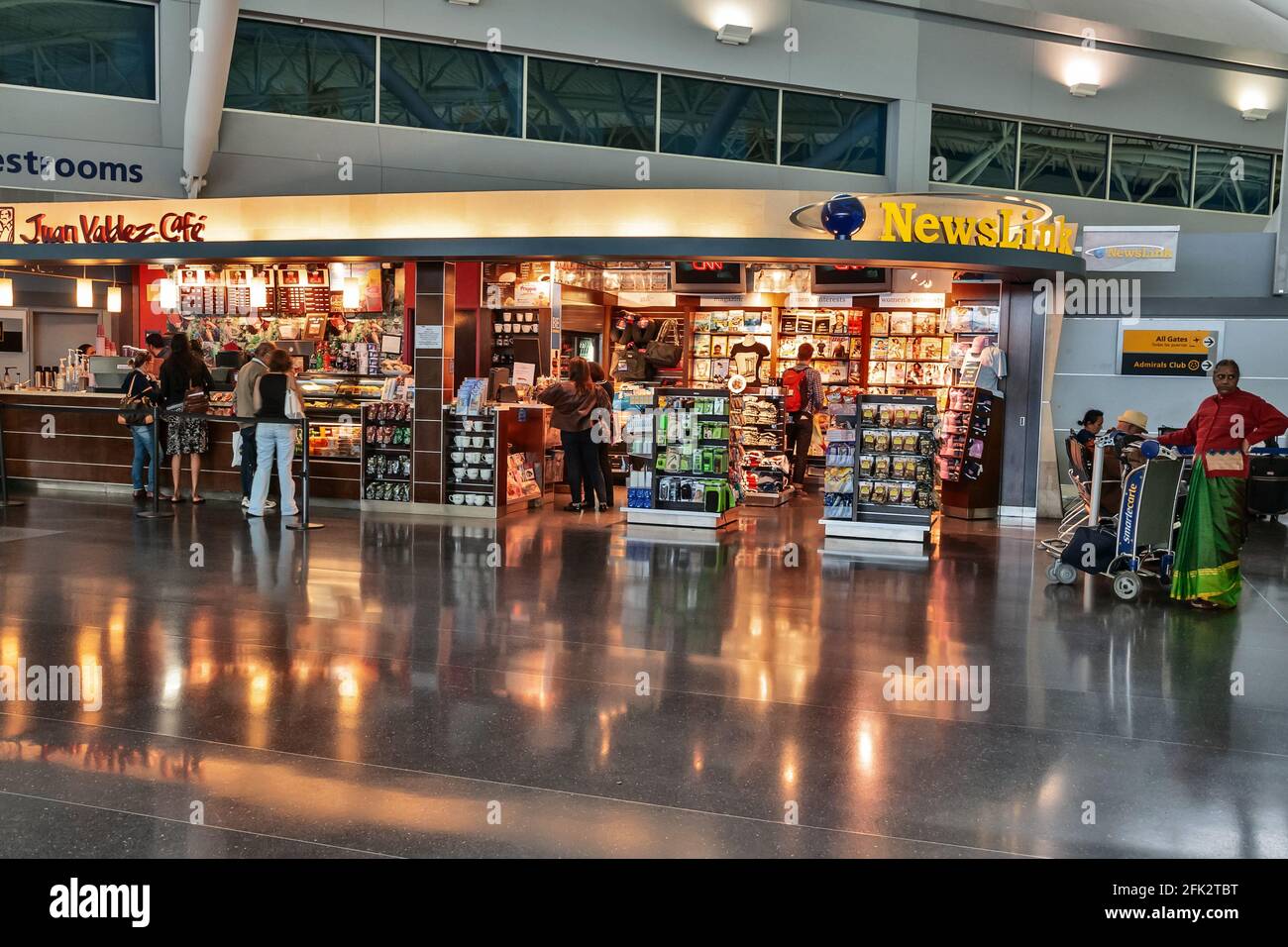 Geschäft und Café, Hauptbahnhof Zürich, Zürich, Schweiz, Europa Stockfoto