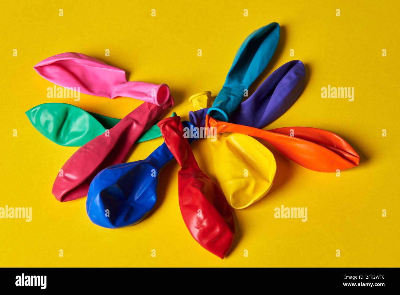 Helle Ballons auf gelbem Hintergrund verstreut Stockfoto