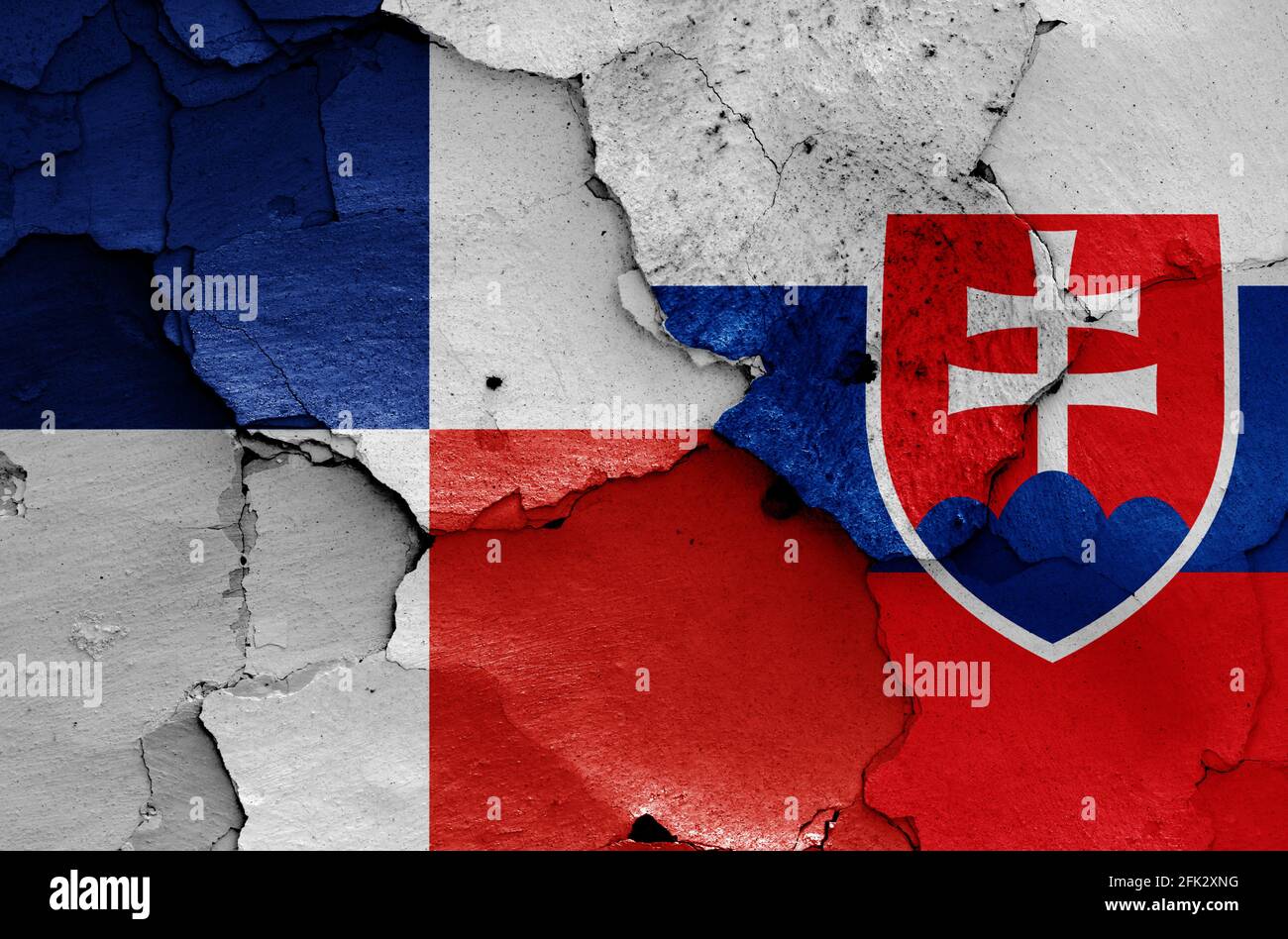 Flaggen der Region Banska Bystrica und der Slowakei auf geknackt gemalt Wand Stockfoto